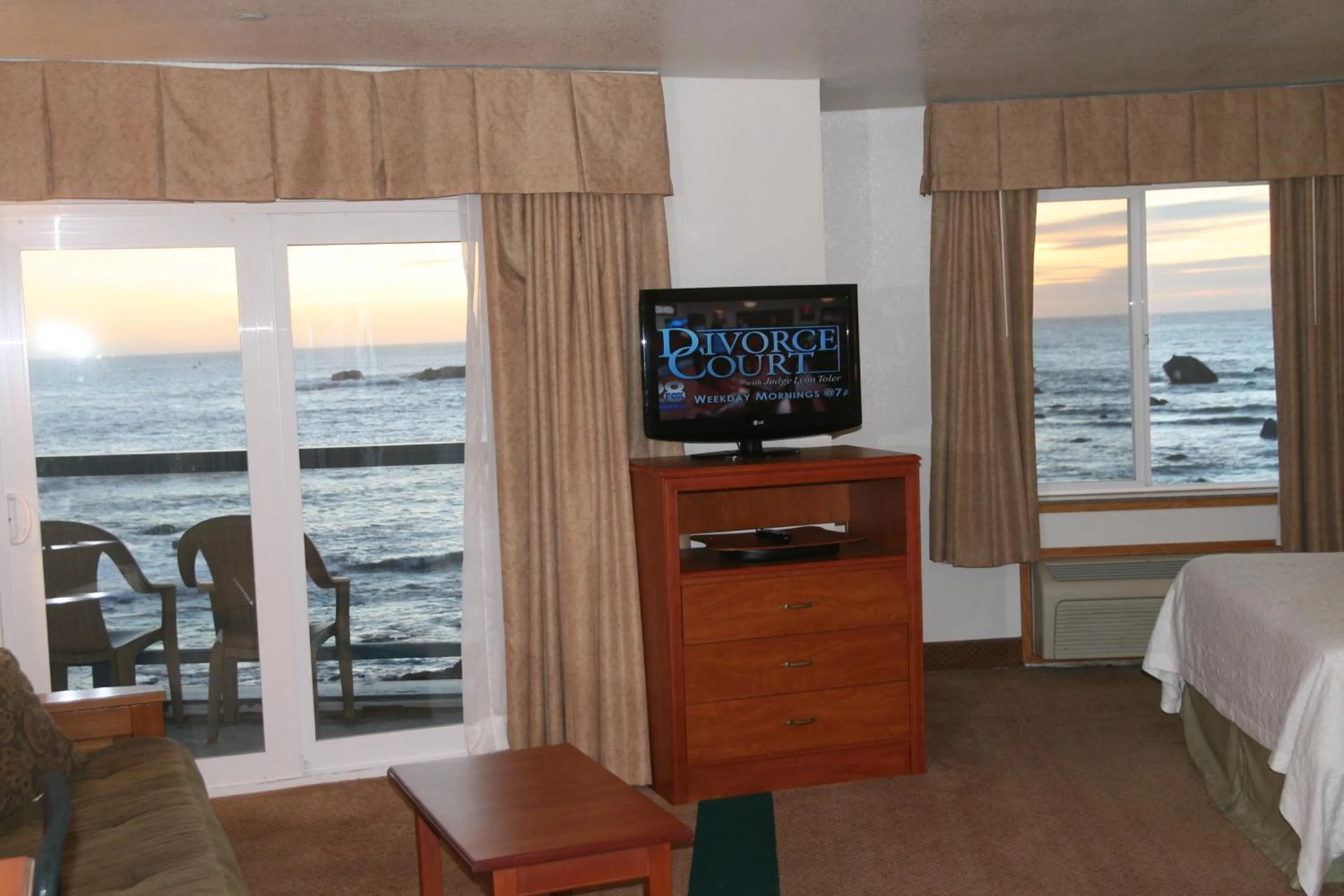TV and multimedia, Bed in Oceanfront Lodge