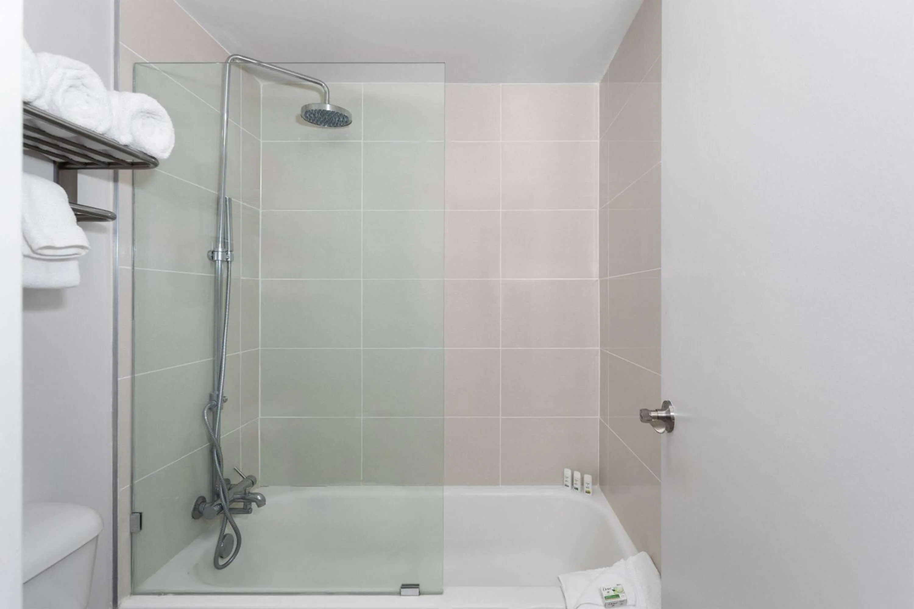 Bathroom in Travelodge by Wyndham Orlando Lake Buena Vista South