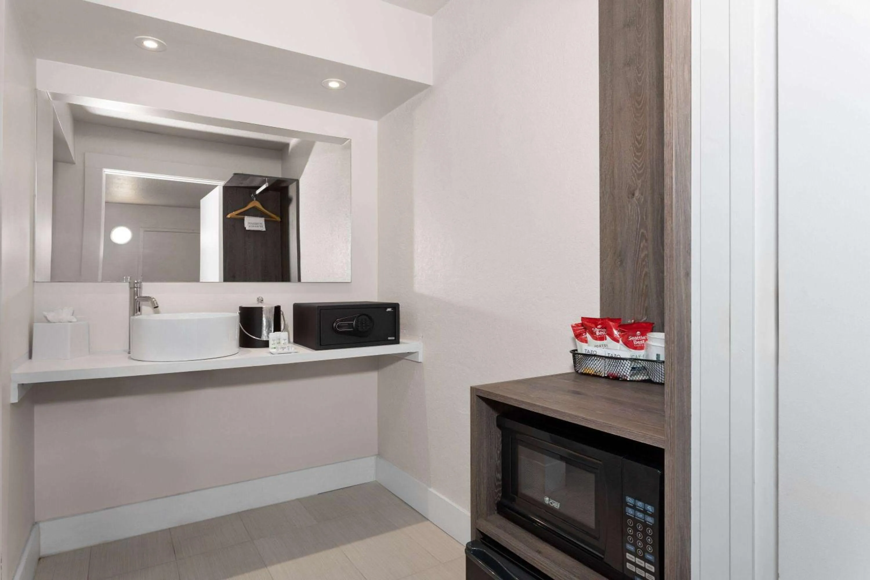 Photo of the whole room in Travelodge by Wyndham Orlando Lake Buena Vista South