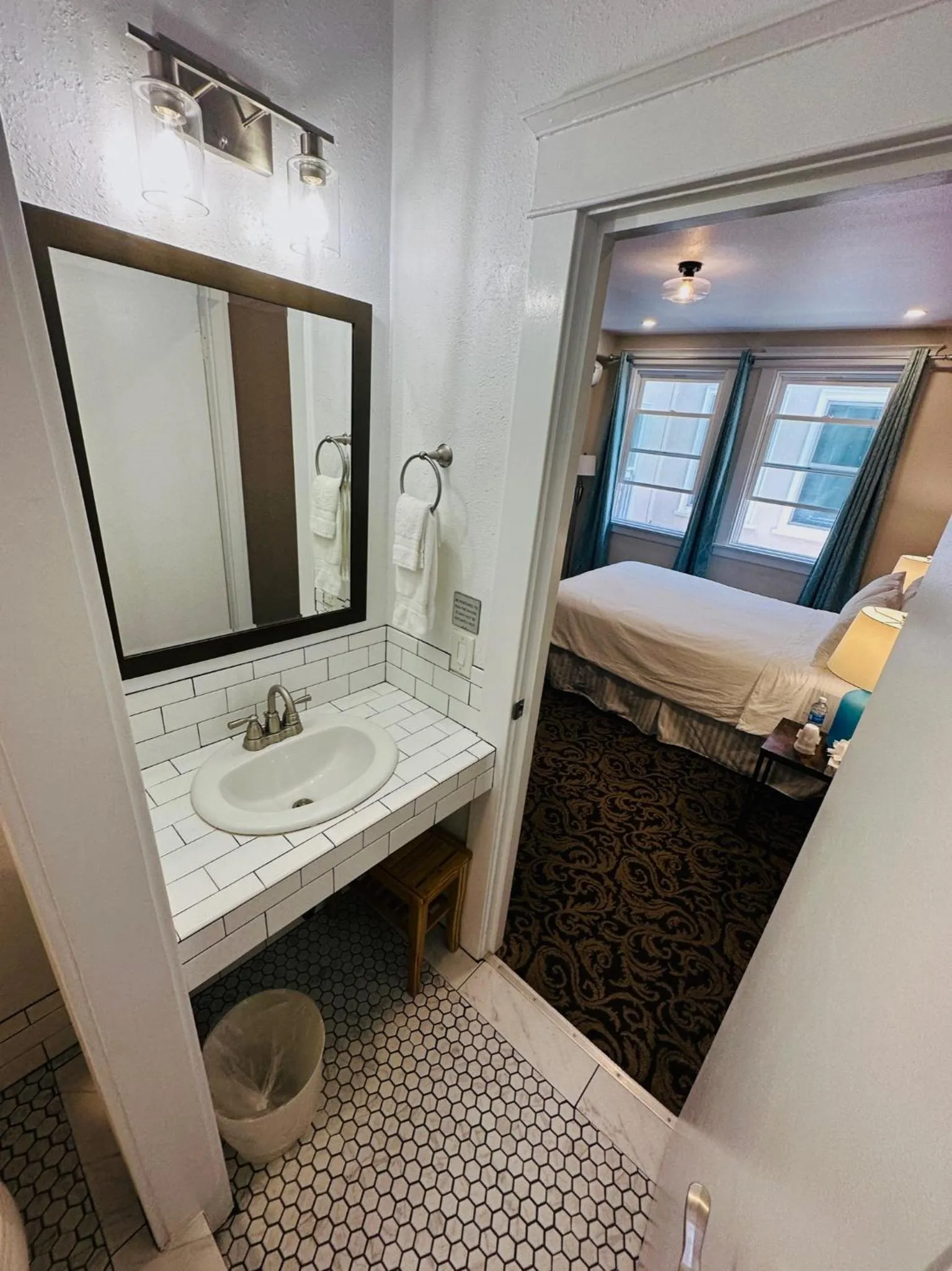 Bathroom, Bed in The Edgewater