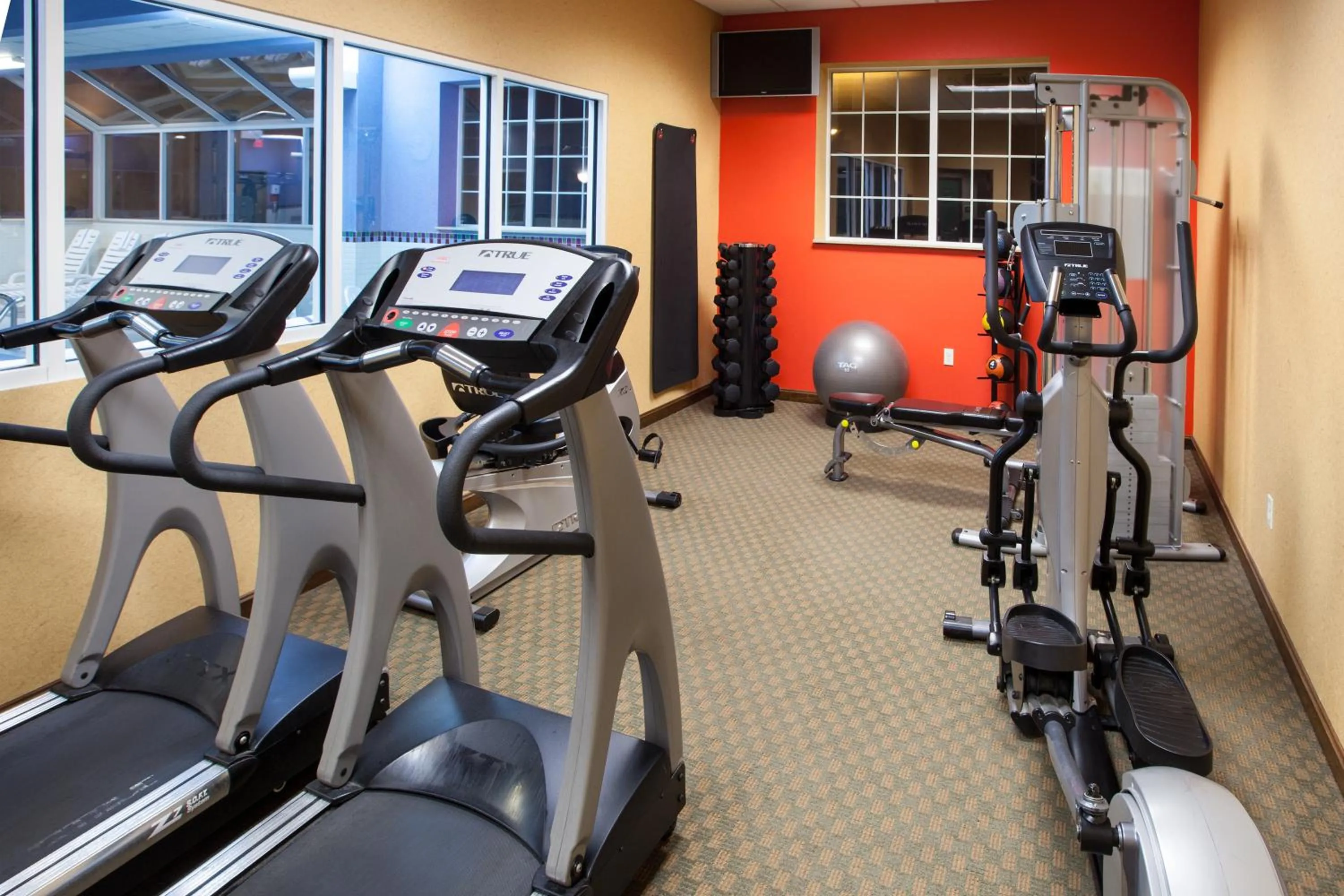 Fitness centre/facilities in Country Inn & Suites by Radisson, Grand Rapids East, MI