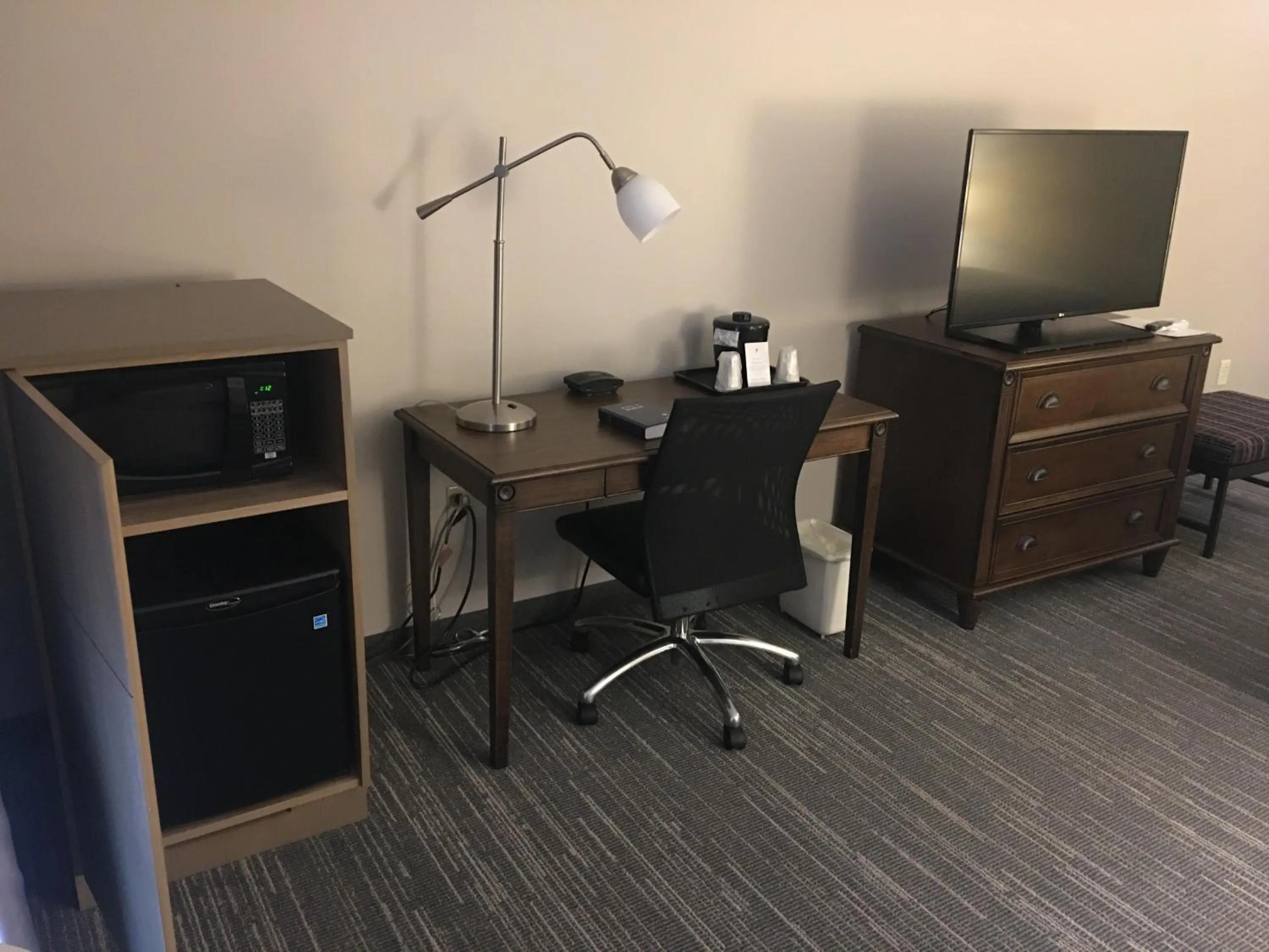 TV and multimedia in Country Inn & Suites by Radisson, Grand Rapids East, MI