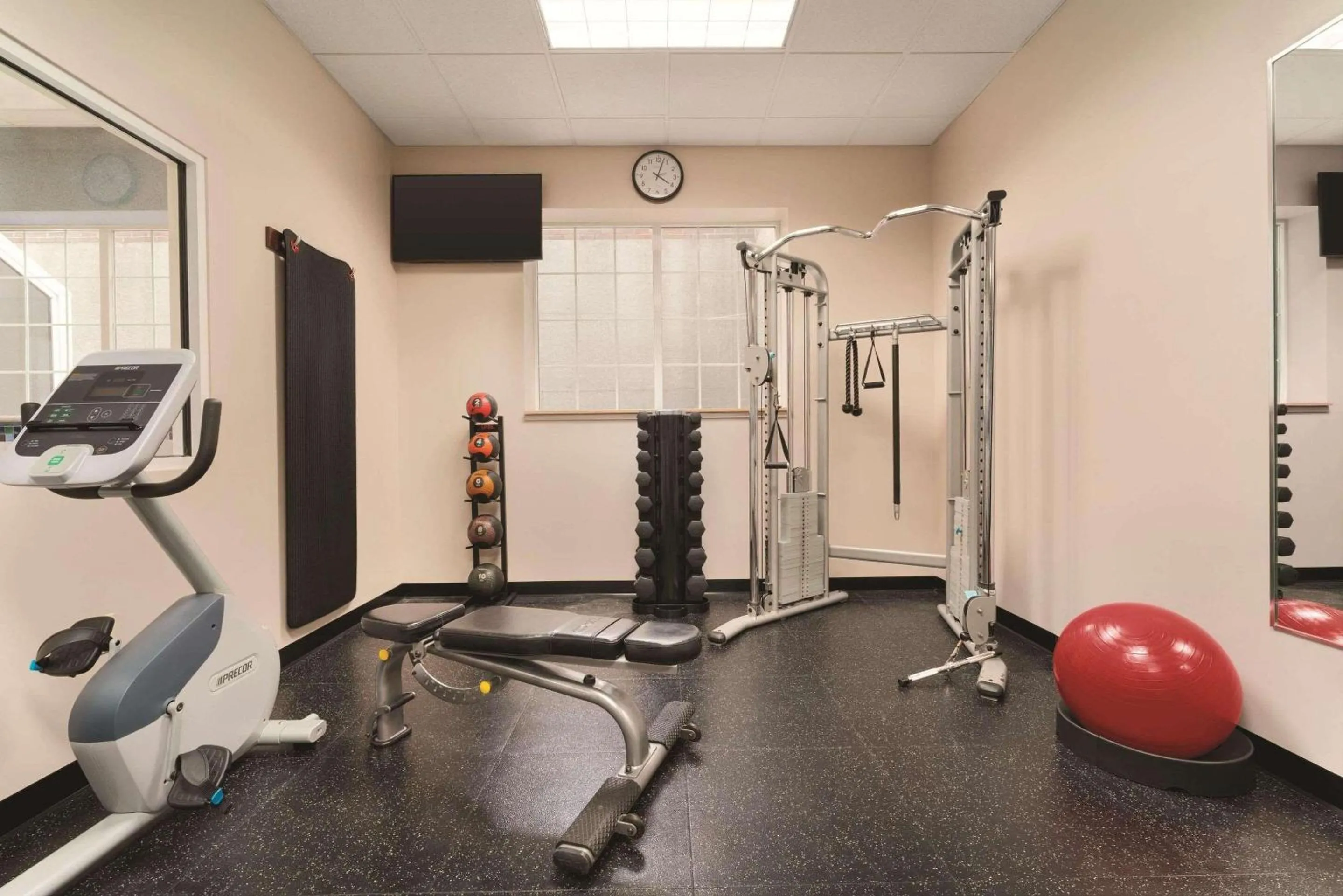 Fitness centre/facilities in Country Inn & Suites by Radisson, Grand Rapids East, MI