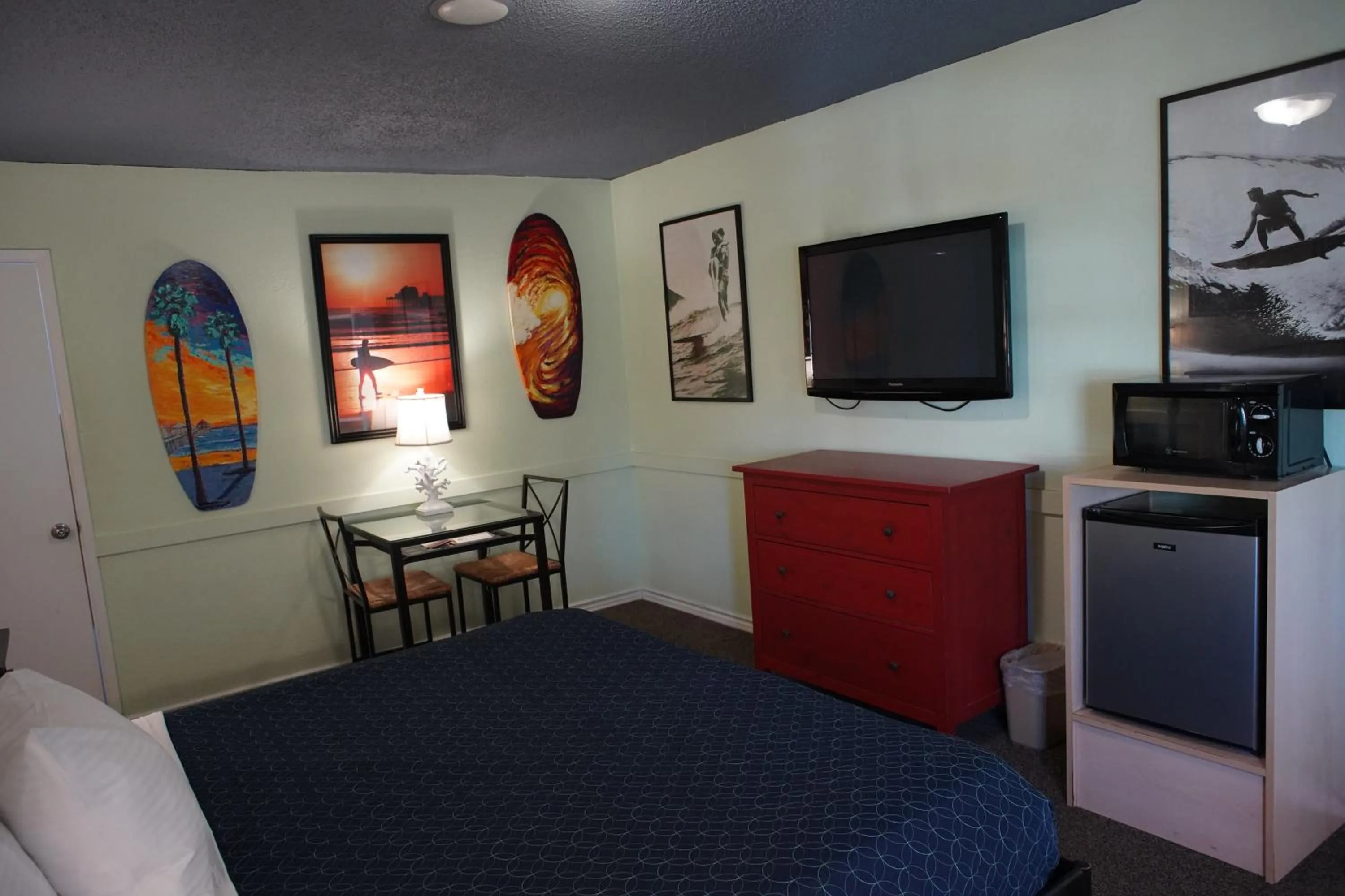 Photo of the whole room in Huntington Surf Inn