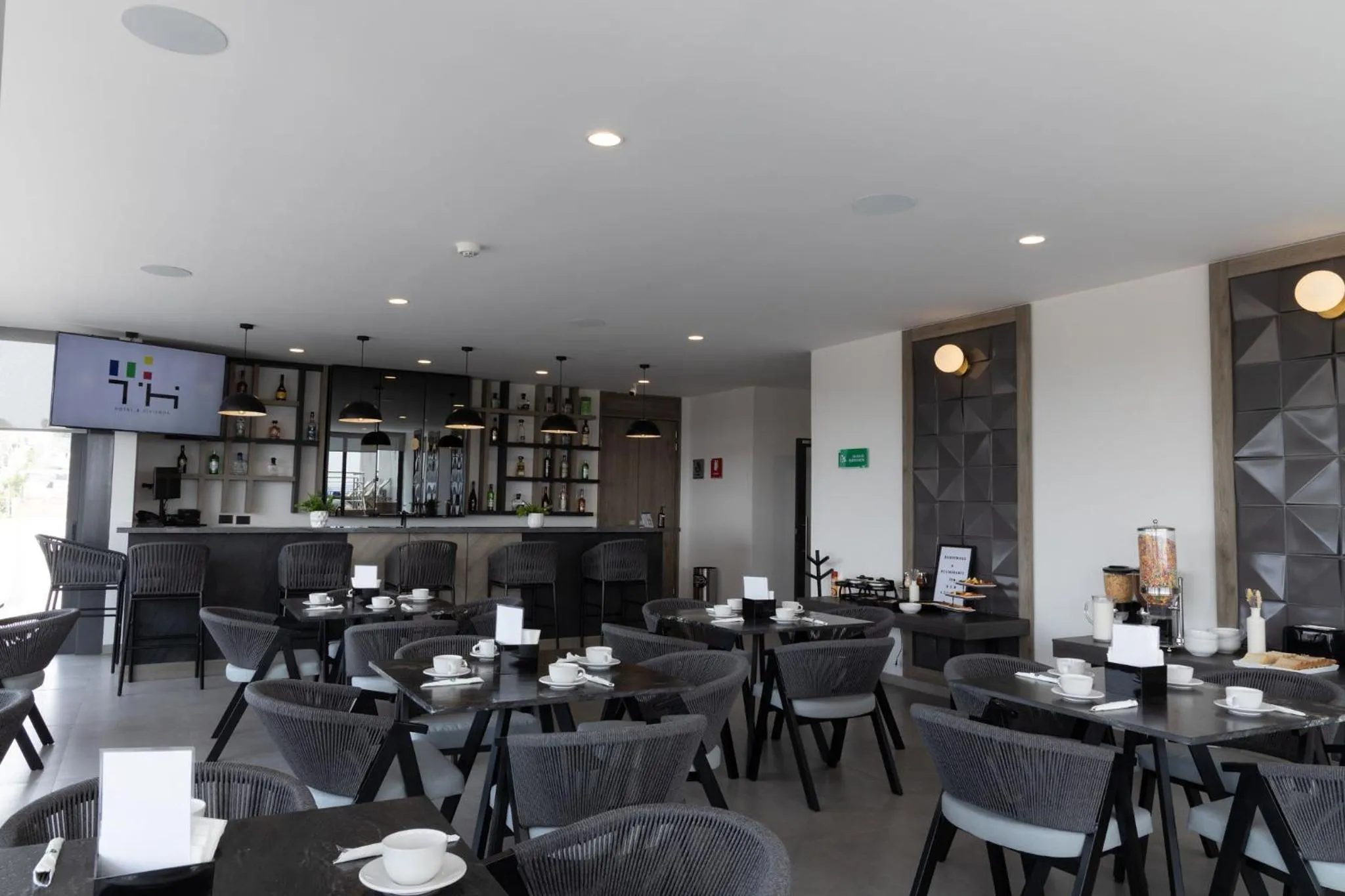 Restaurant/places to eat in TH HOTEL & VIVIENDA
