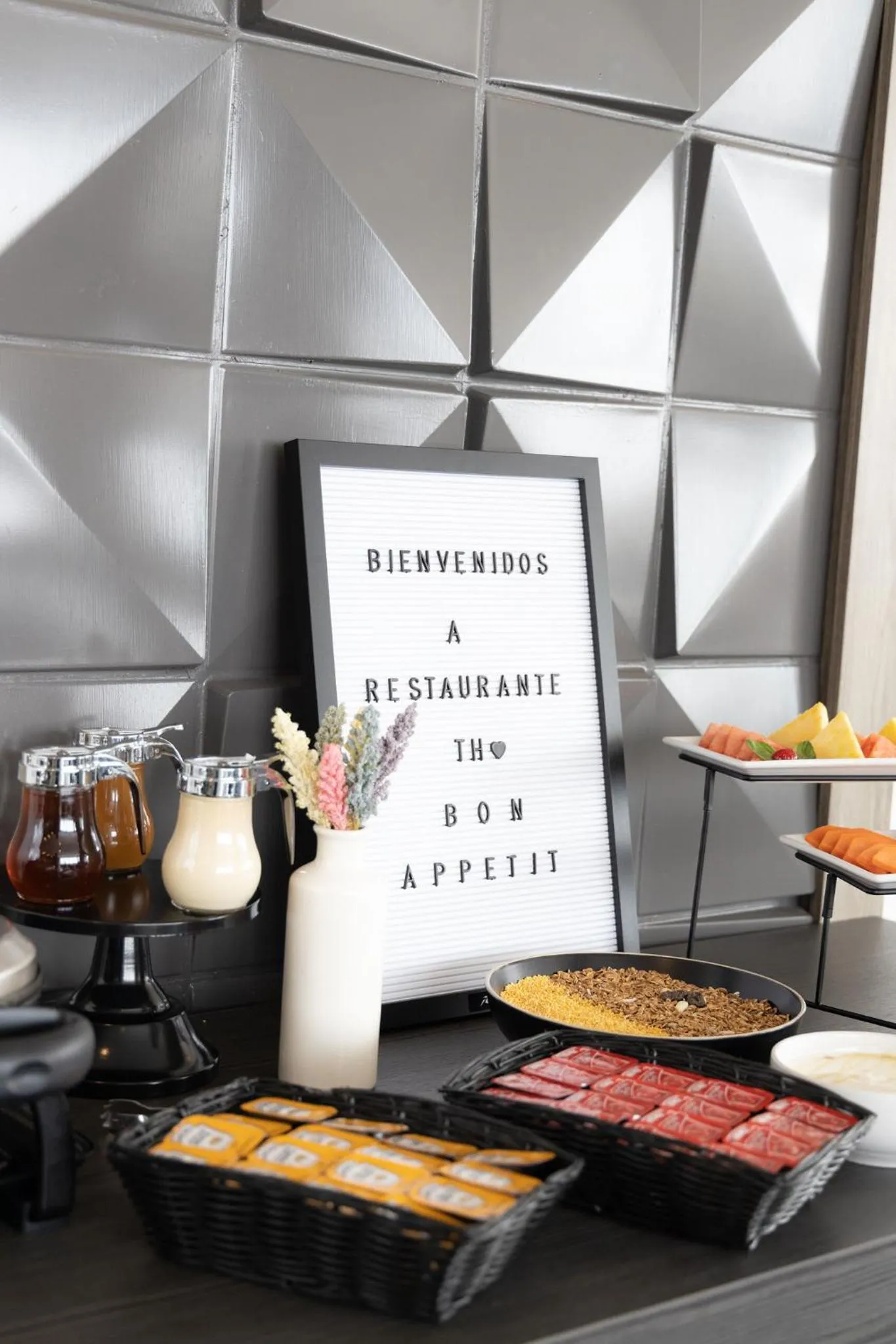 Food and drinks in TH HOTEL & VIVIENDA