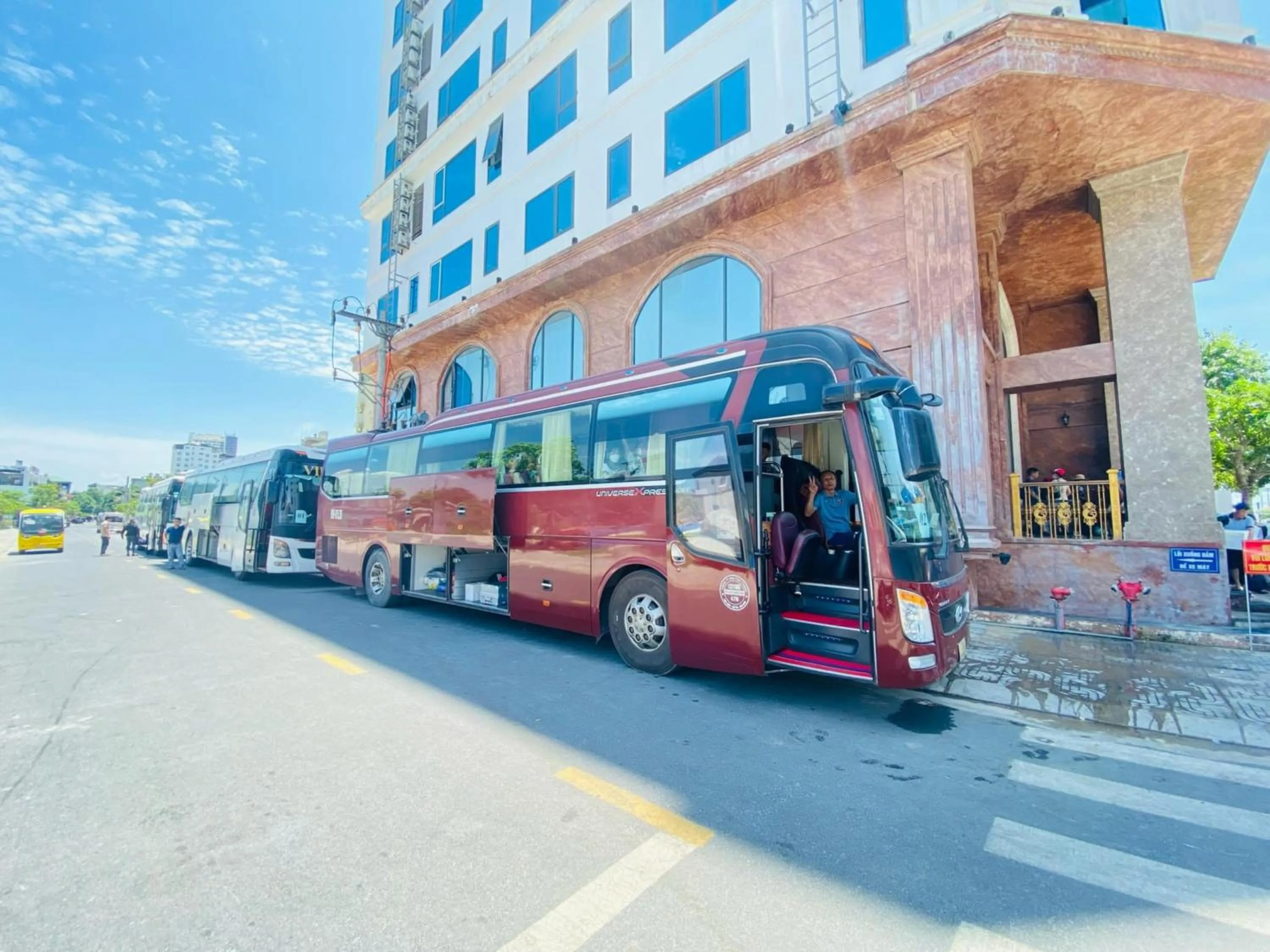 People in Kingdom Hotel Cua Lo