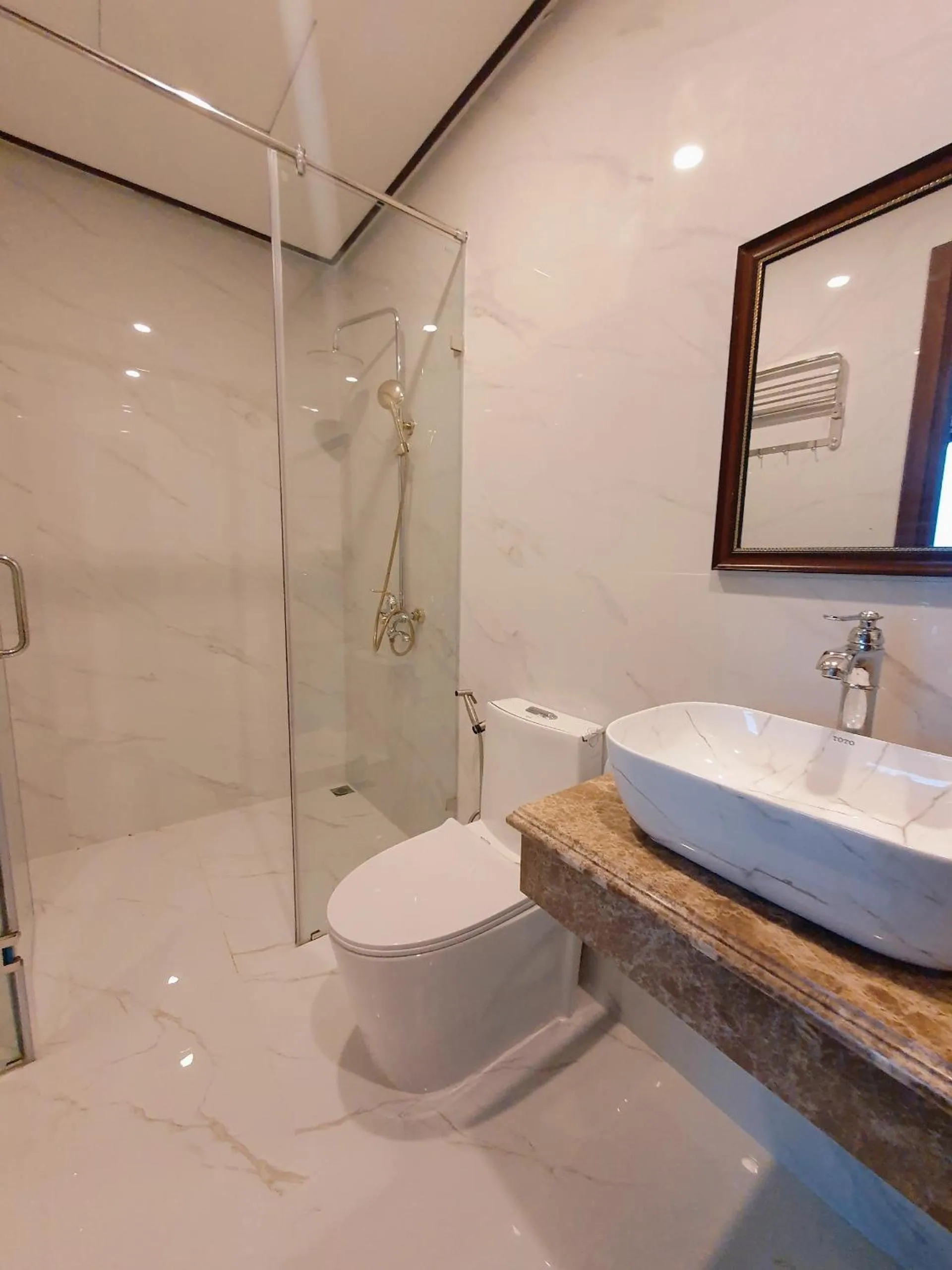 Shower in Kingdom Hotel Cua Lo