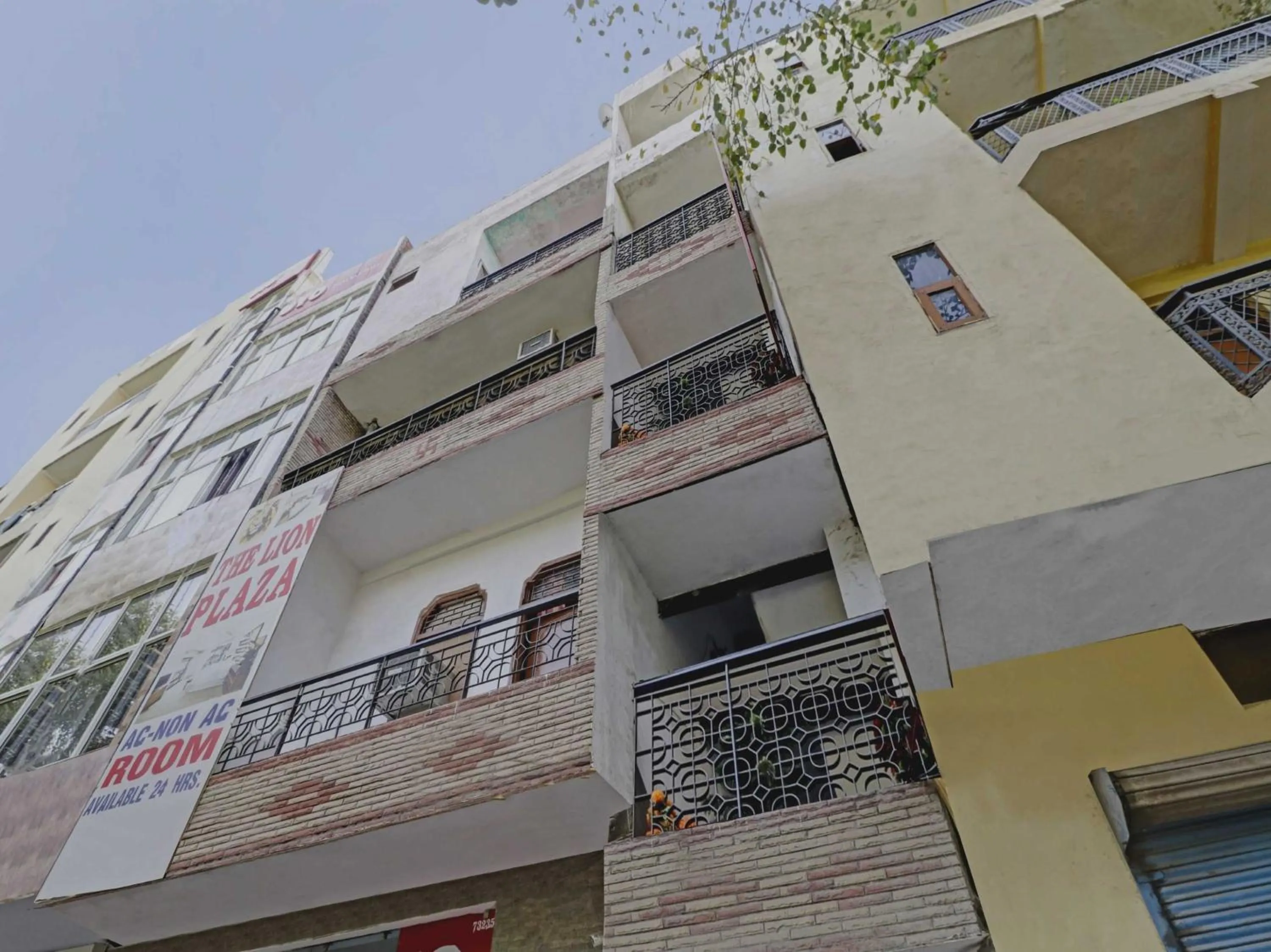 Facade/entrance in Hotel O Lion Home Stay