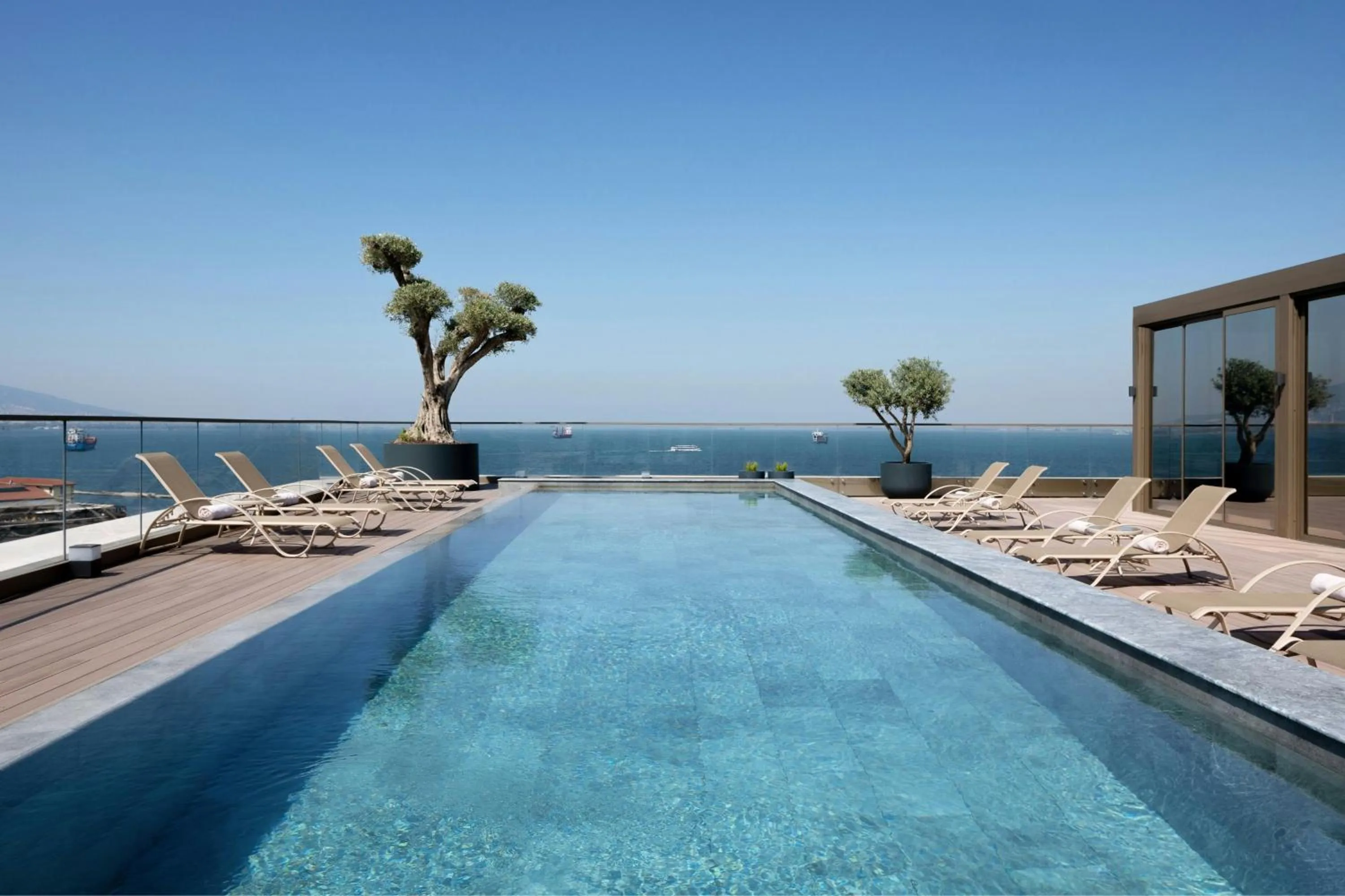 Swimming pool in Izmir Marriott Hotel