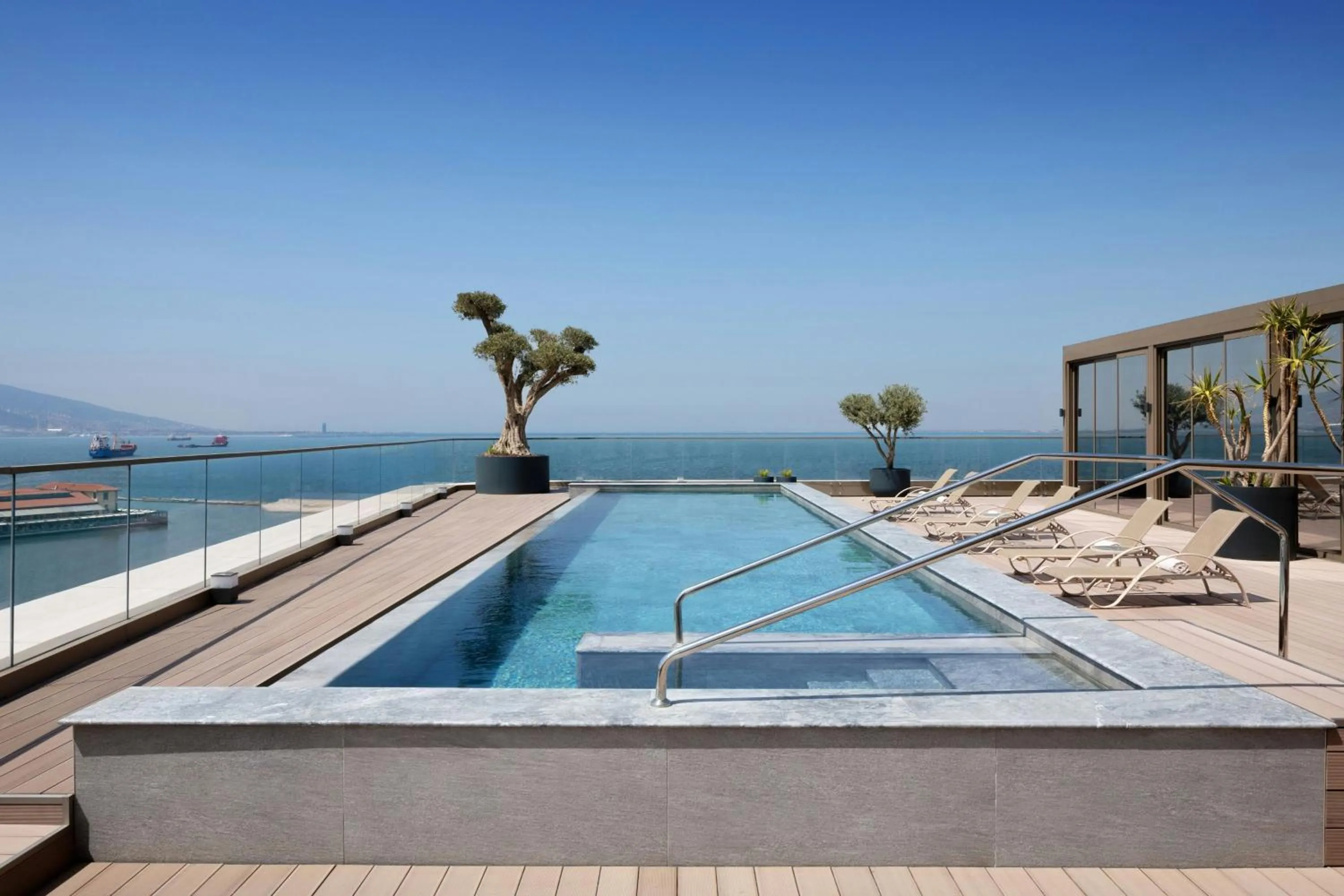 Swimming pool in Izmir Marriott Hotel