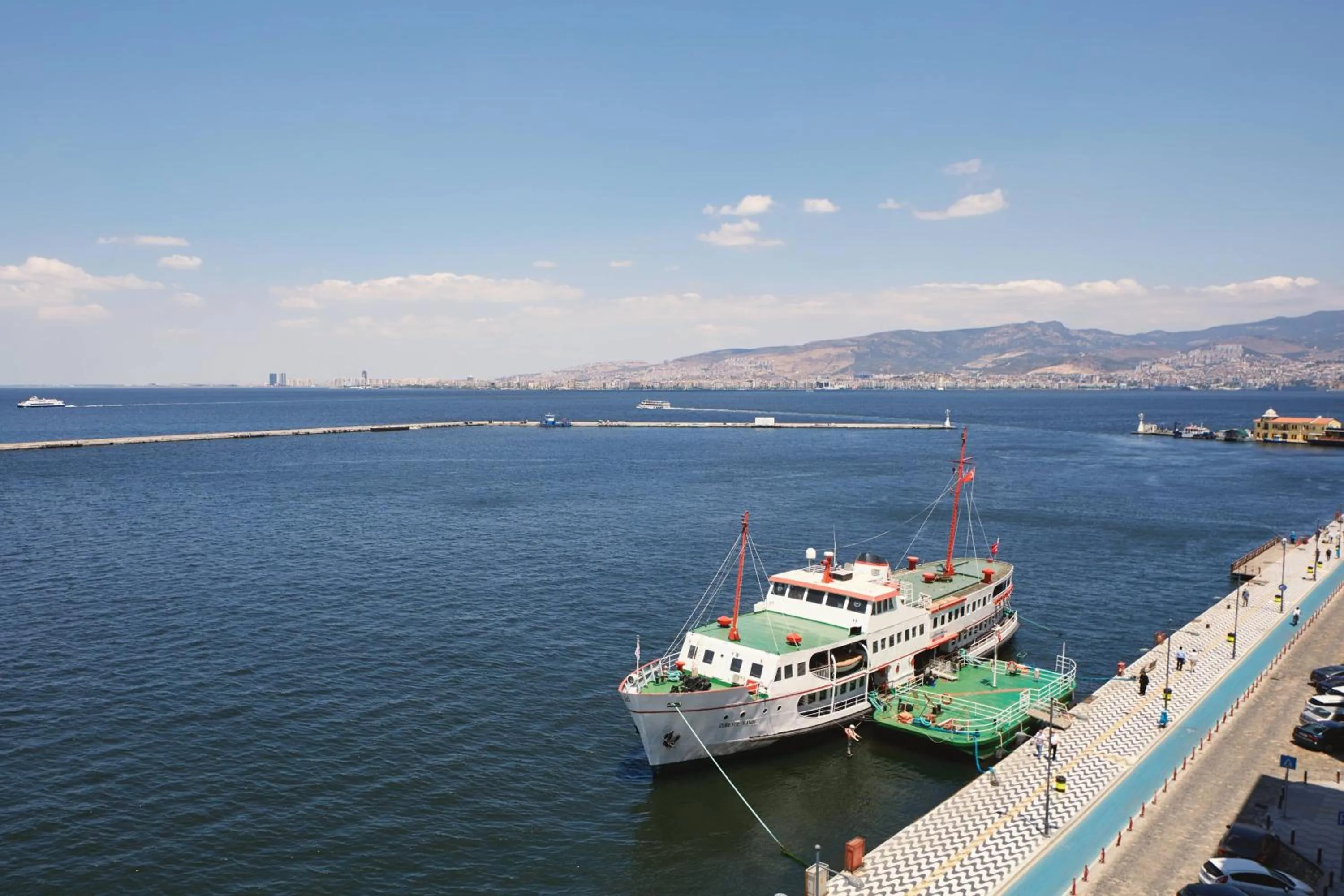 Photo of the whole room in Izmir Marriott Hotel