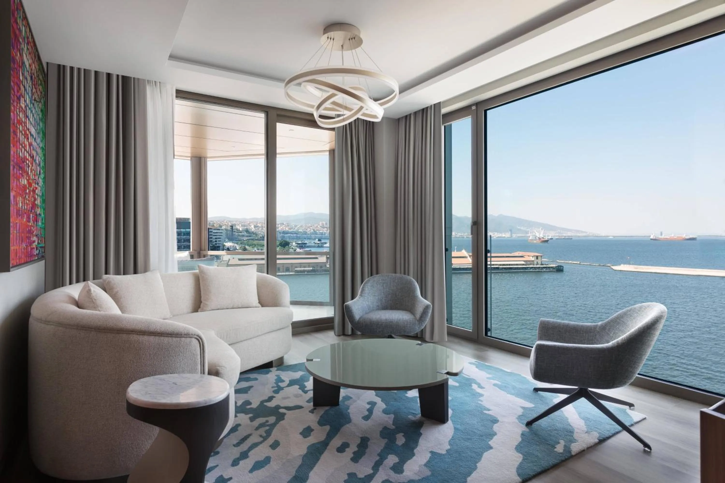 Photo of the whole room in Izmir Marriott Hotel