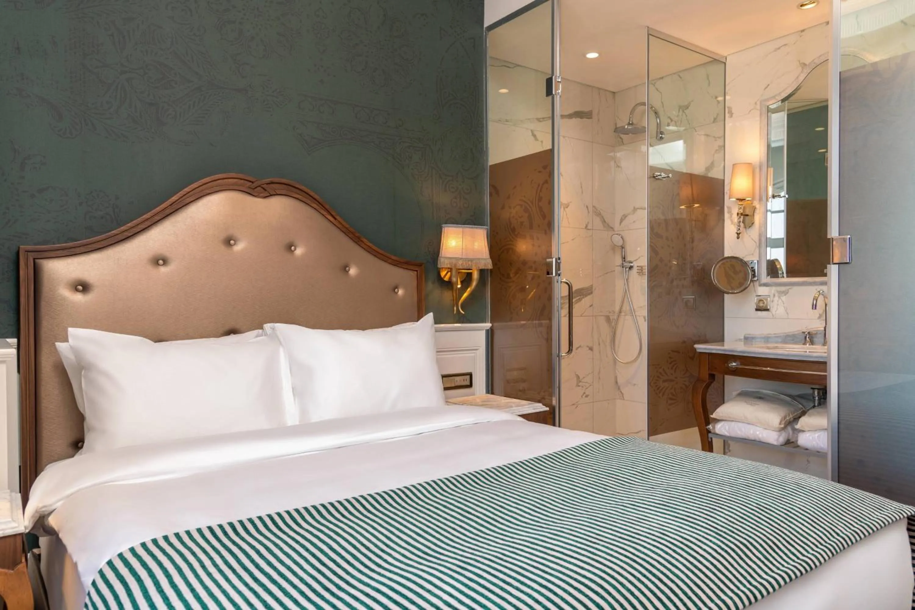 Photo of the whole room, Bed in Orientbank Hotel Istanbul, Autograph Collection