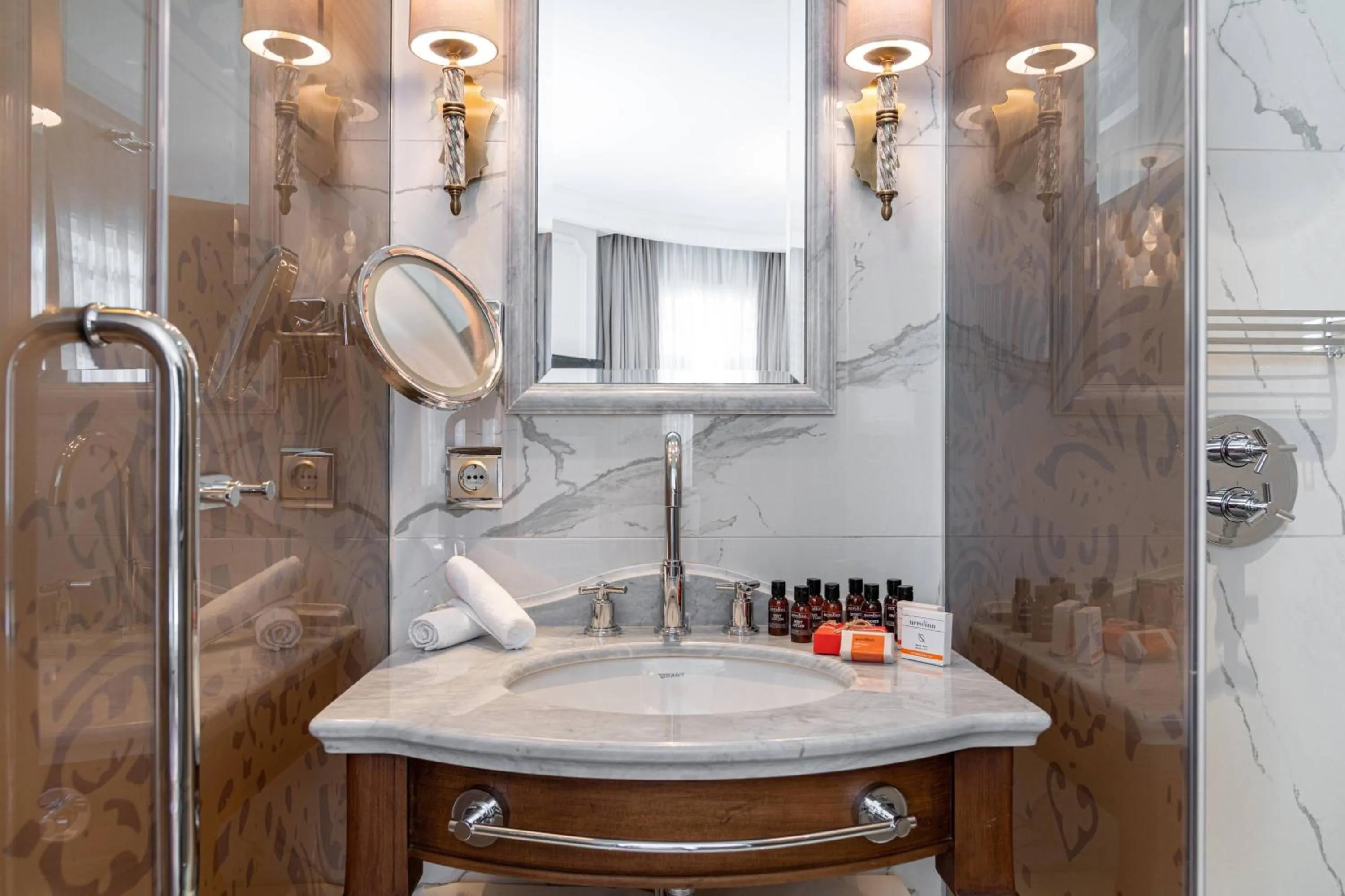 Bathroom in Orientbank Hotel Istanbul, Autograph Collection