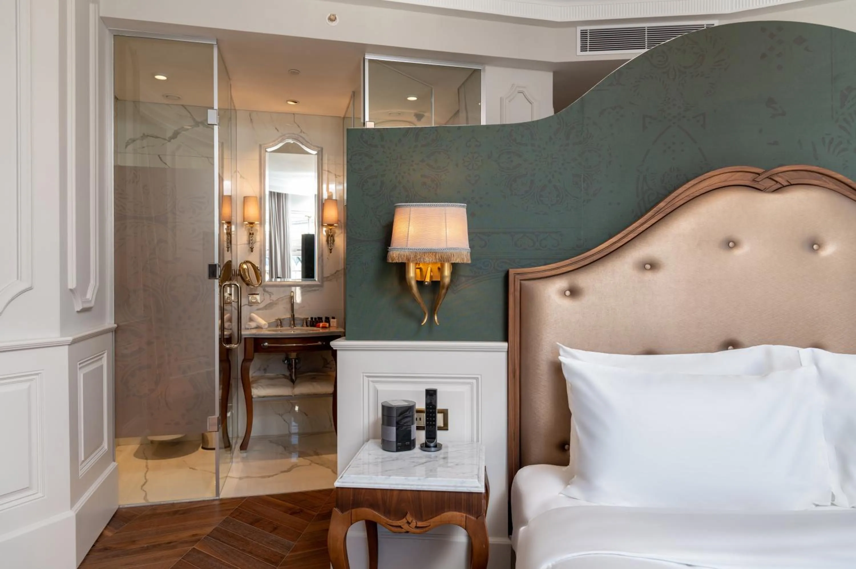 Bedroom, Bed in Orientbank Hotel Istanbul, Autograph Collection