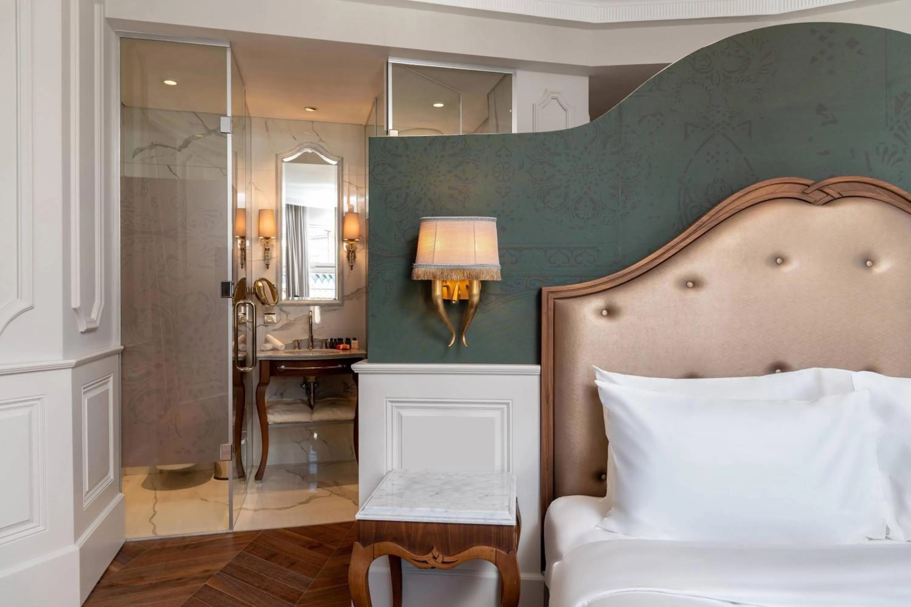 Photo of the whole room, Bed in Orientbank Hotel Istanbul, Autograph Collection