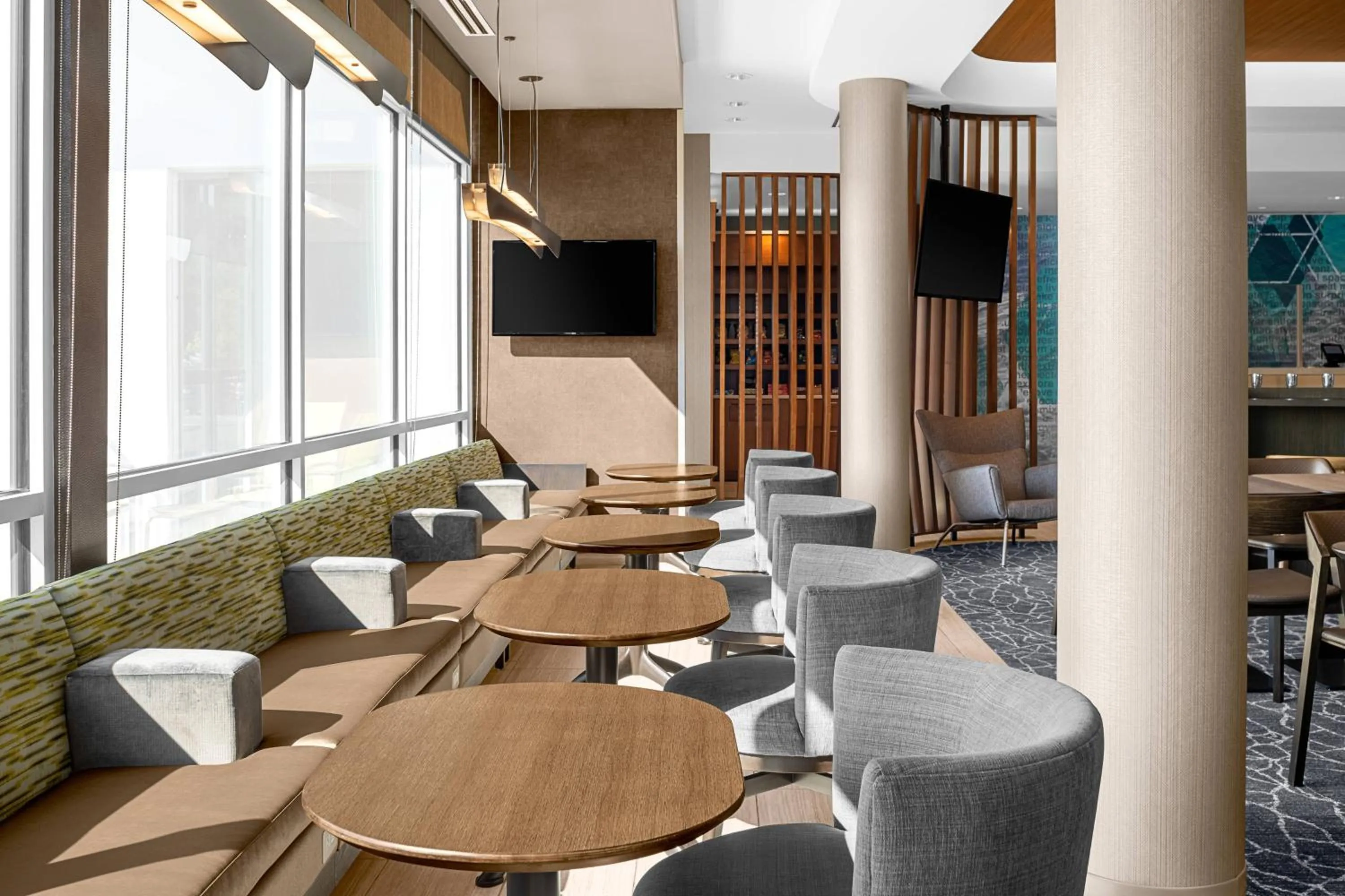 Restaurant/places to eat in SpringHill Suites by Marriott Savannah Richmond Hill