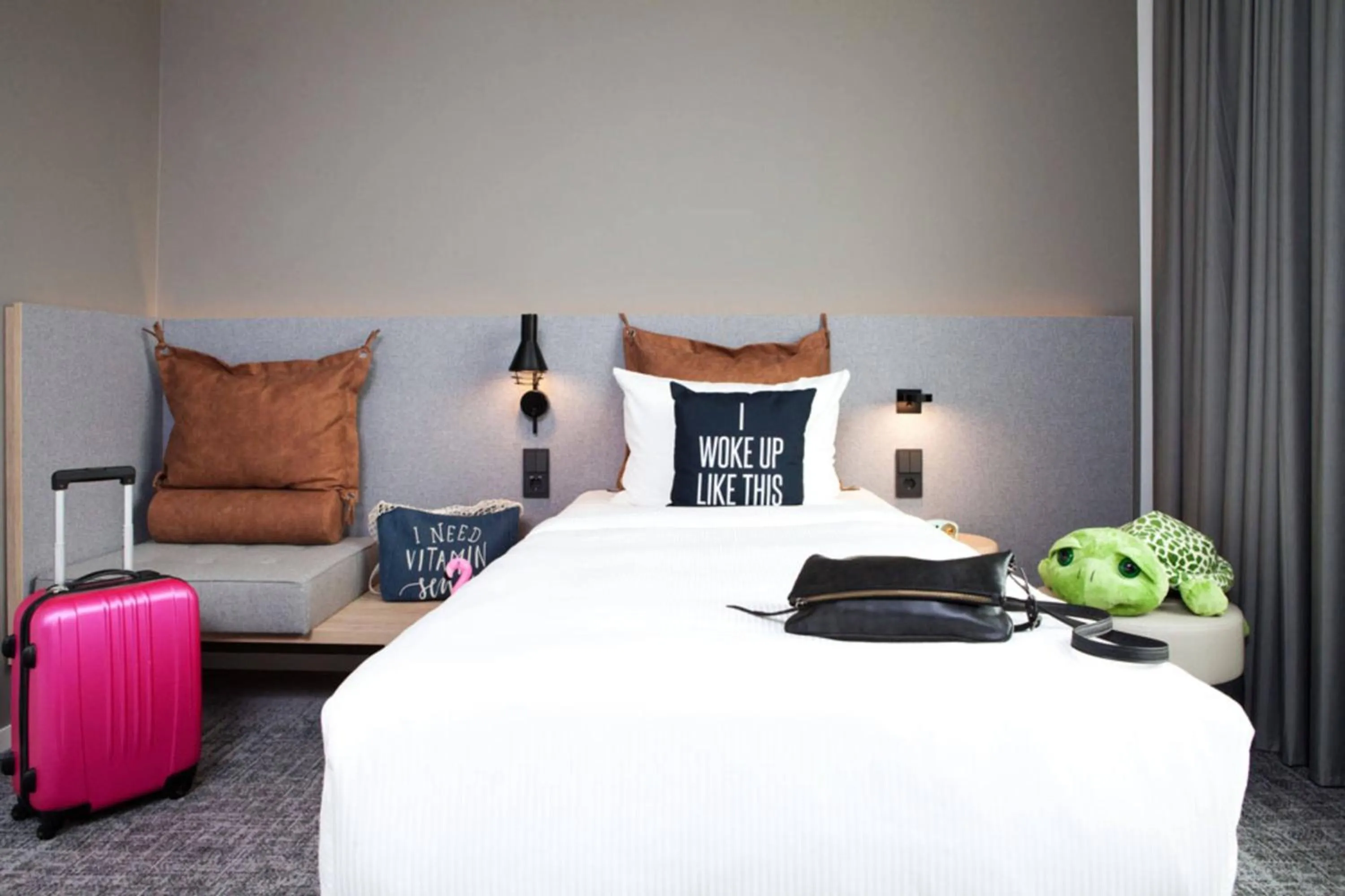 Photo of the whole room, Bed in Moxy Rust