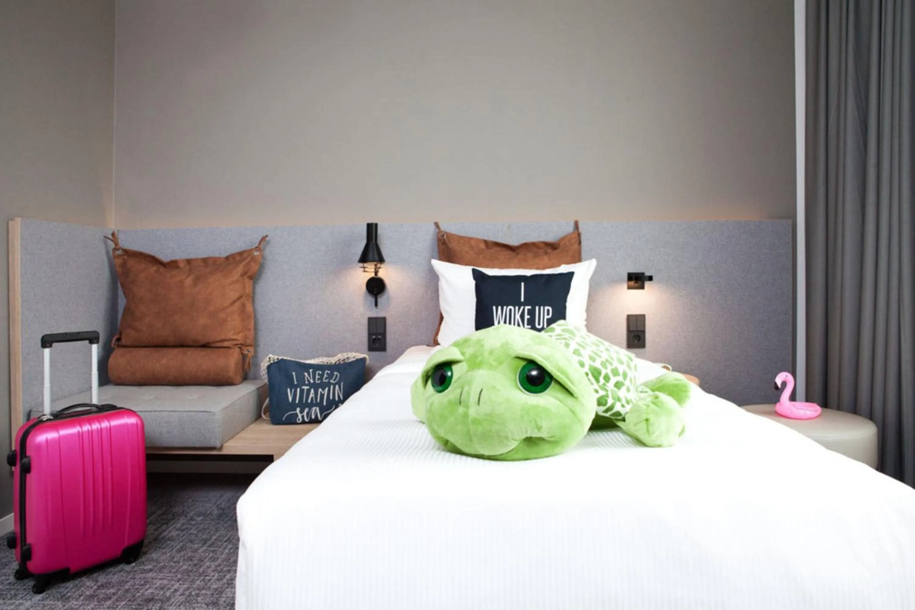 Photo of the whole room, Bed in Moxy Rust