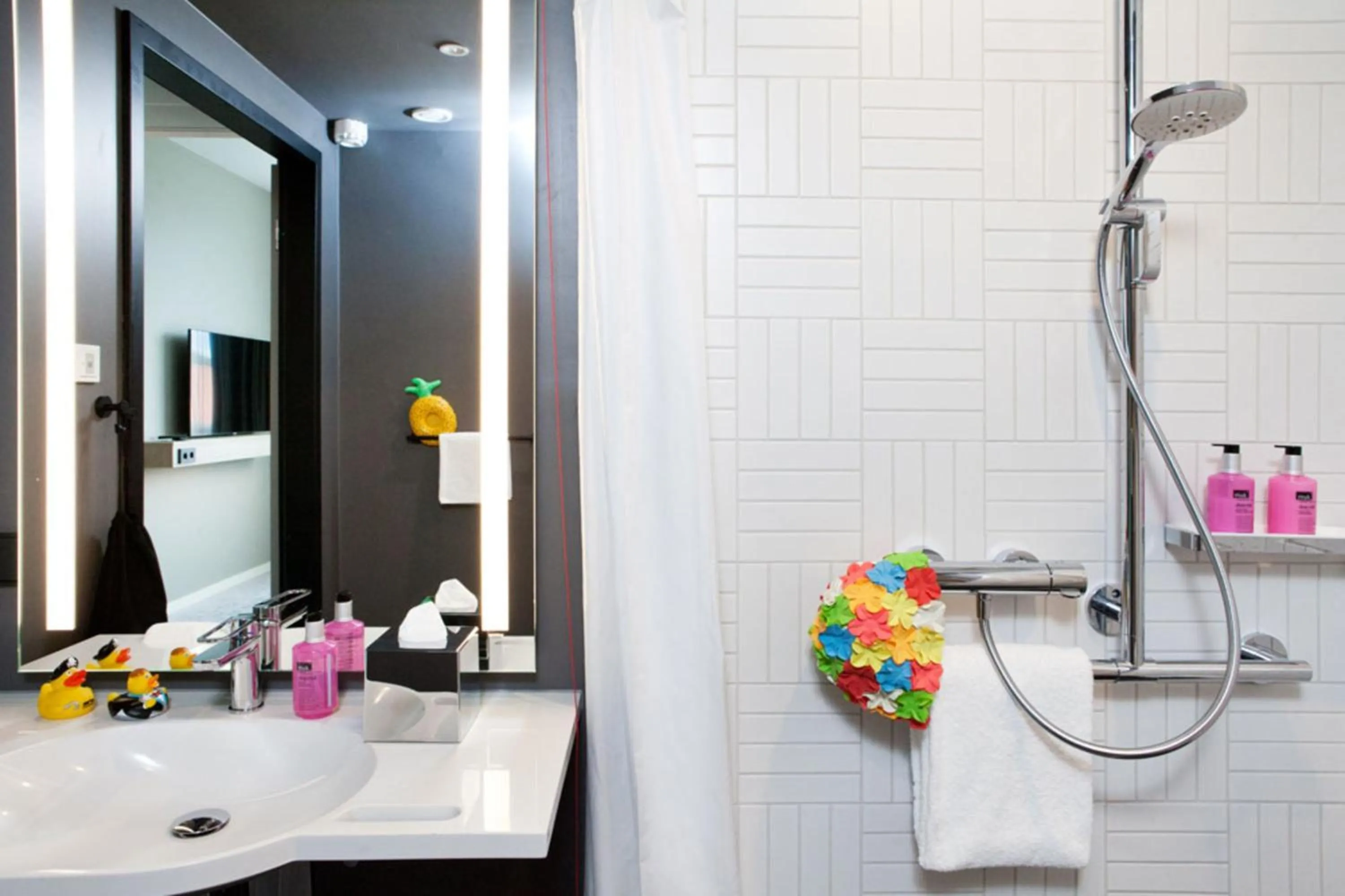 Bathroom in Moxy Rust