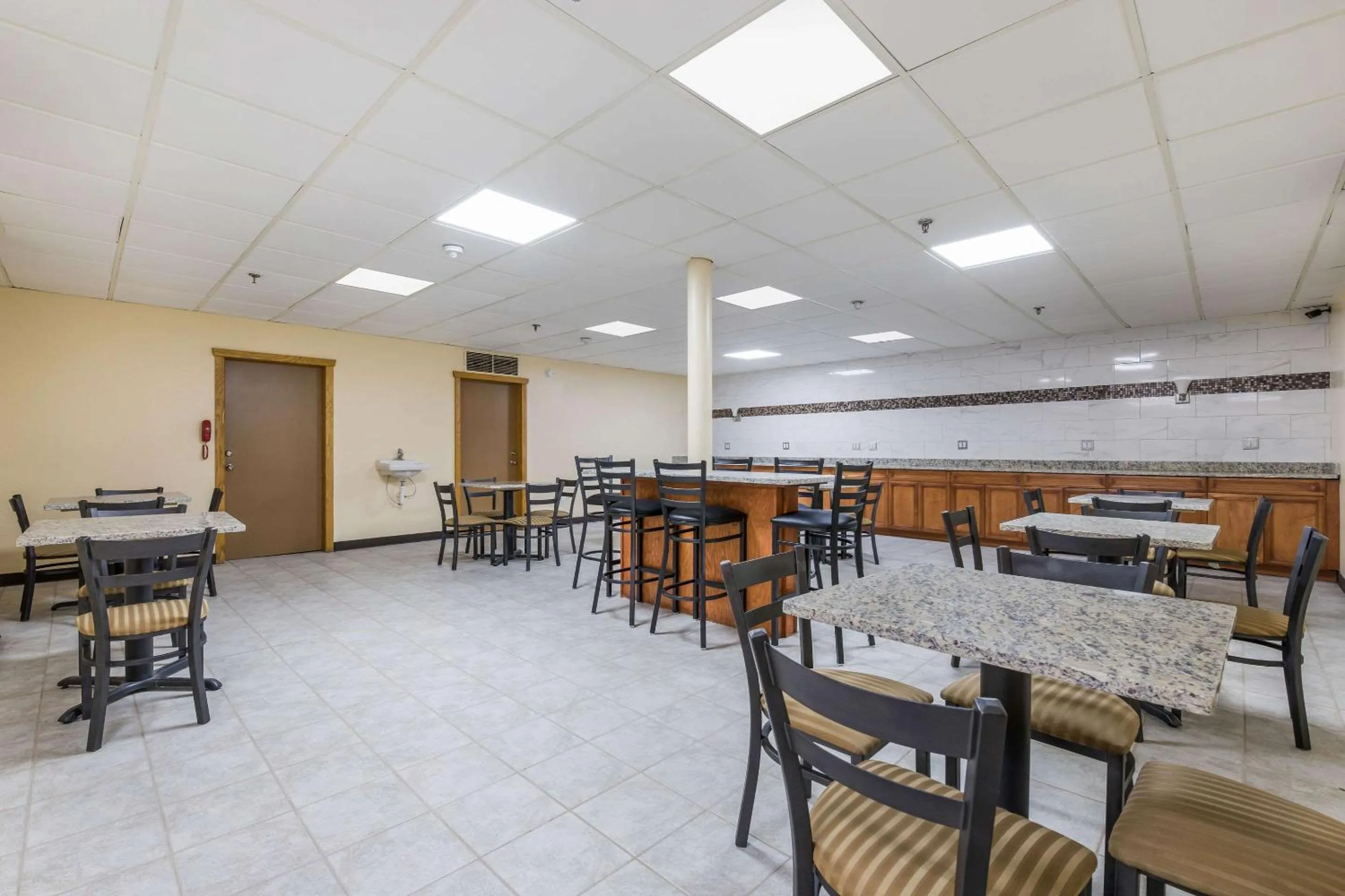 Restaurant/places to eat in Equality Inn