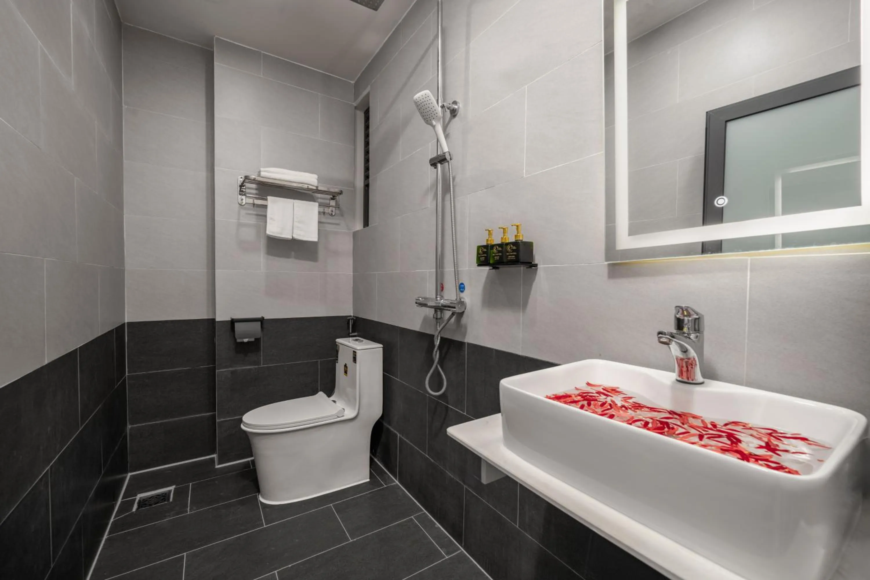 Shower in KLY Hotel Vung Tau