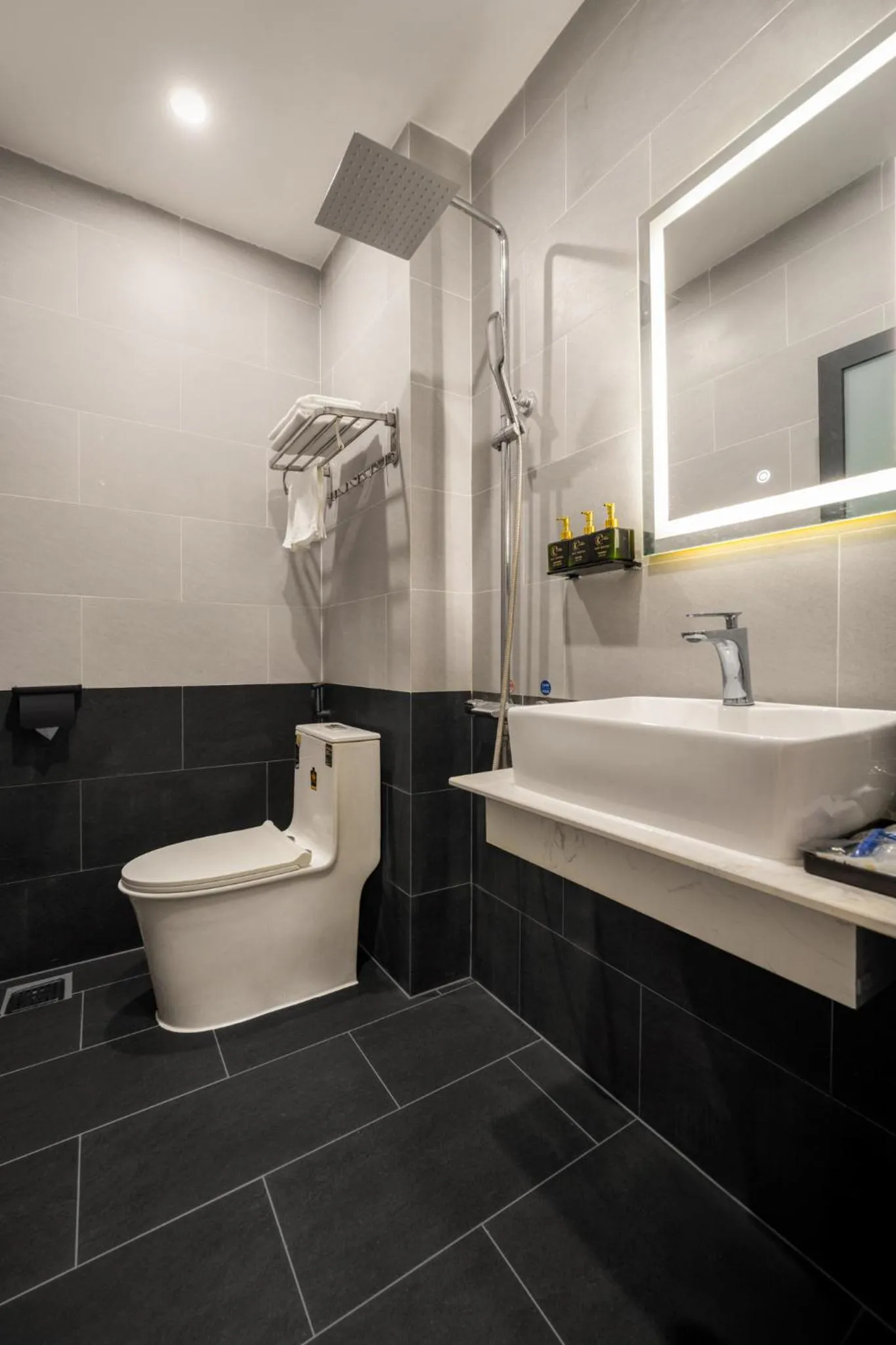 Toilet in KLY Hotel Vung Tau