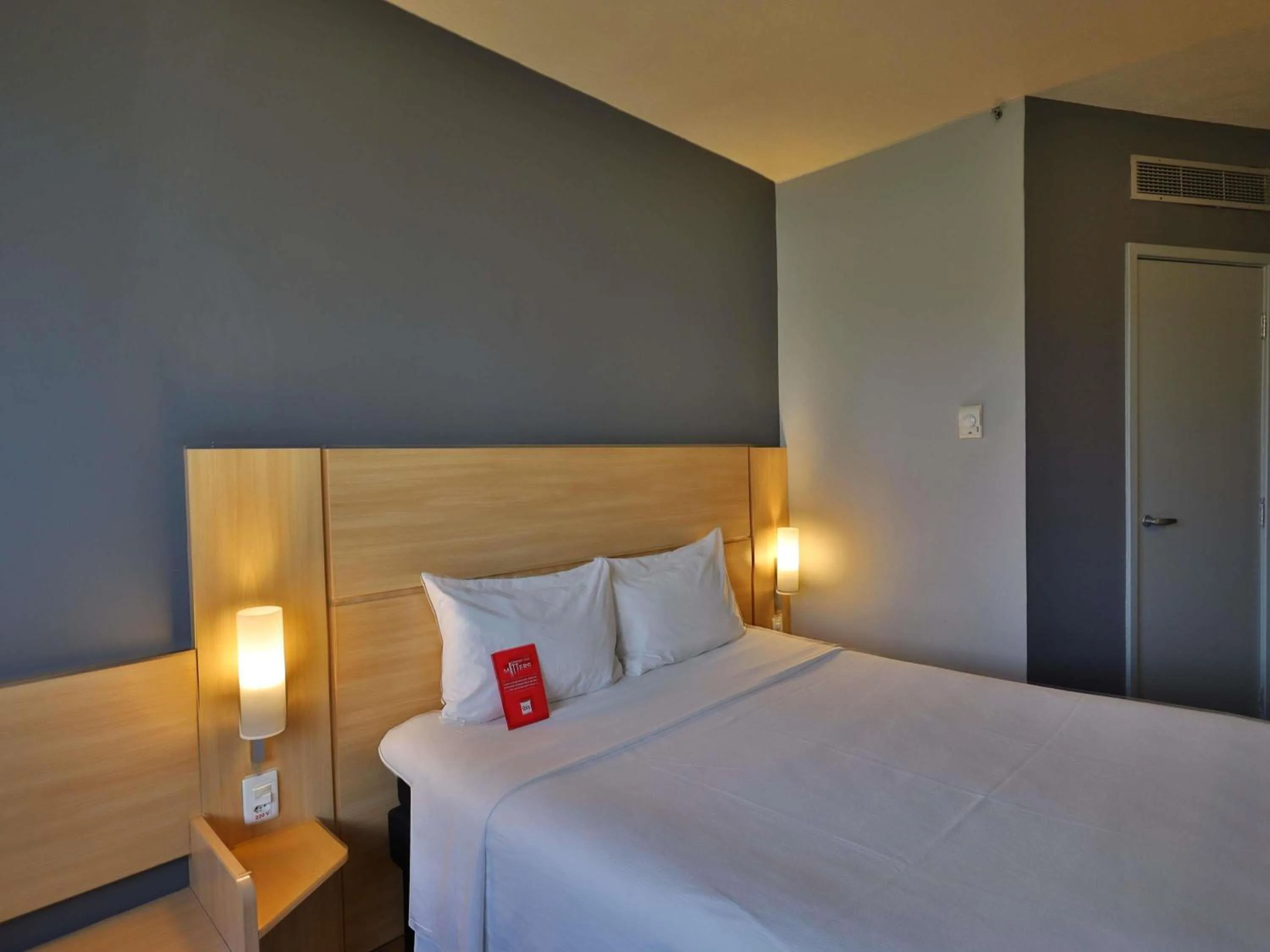 Bedroom, Bed in Ibis Salvador Rio Vermelho