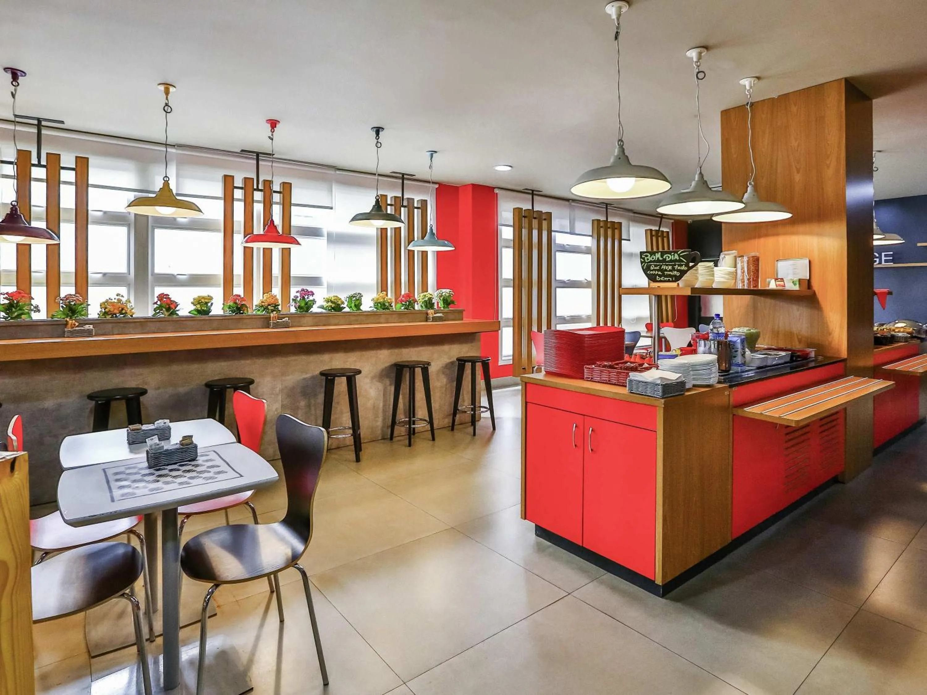 Restaurant/places to eat in ibis Goiânia