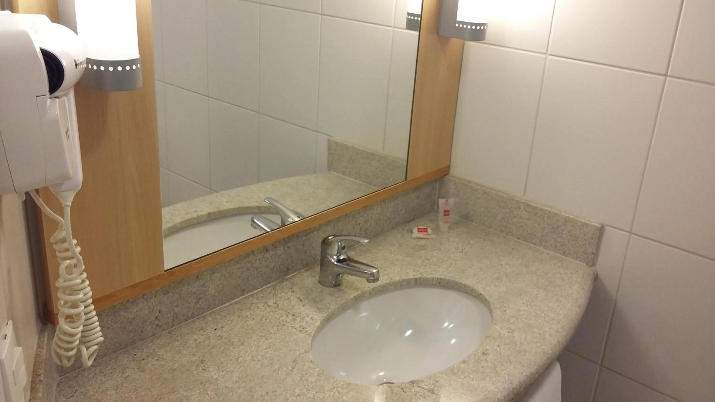 Bathroom in Ibis Belo Horizonte Savassi