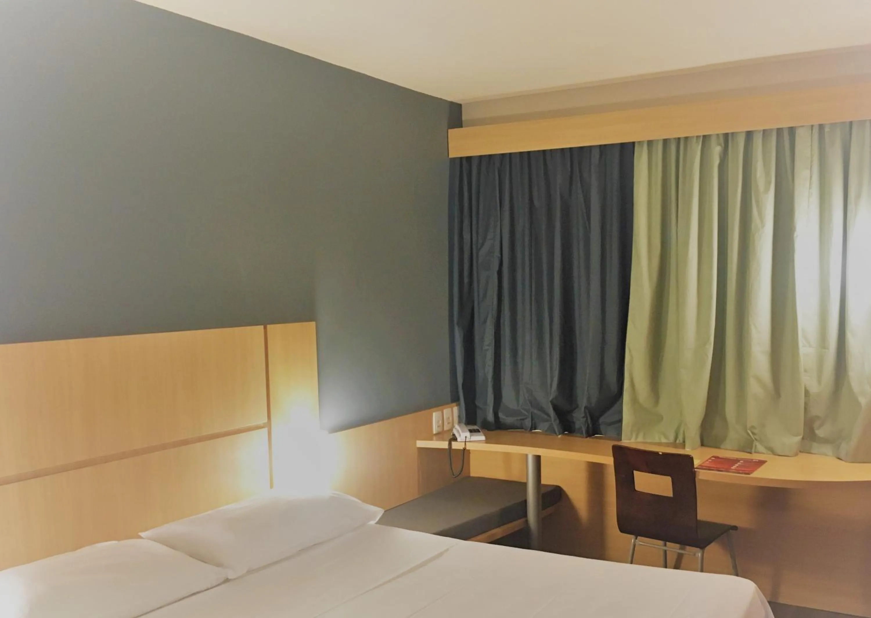 Photo of the whole room, Bed in Ibis Belo Horizonte Savassi