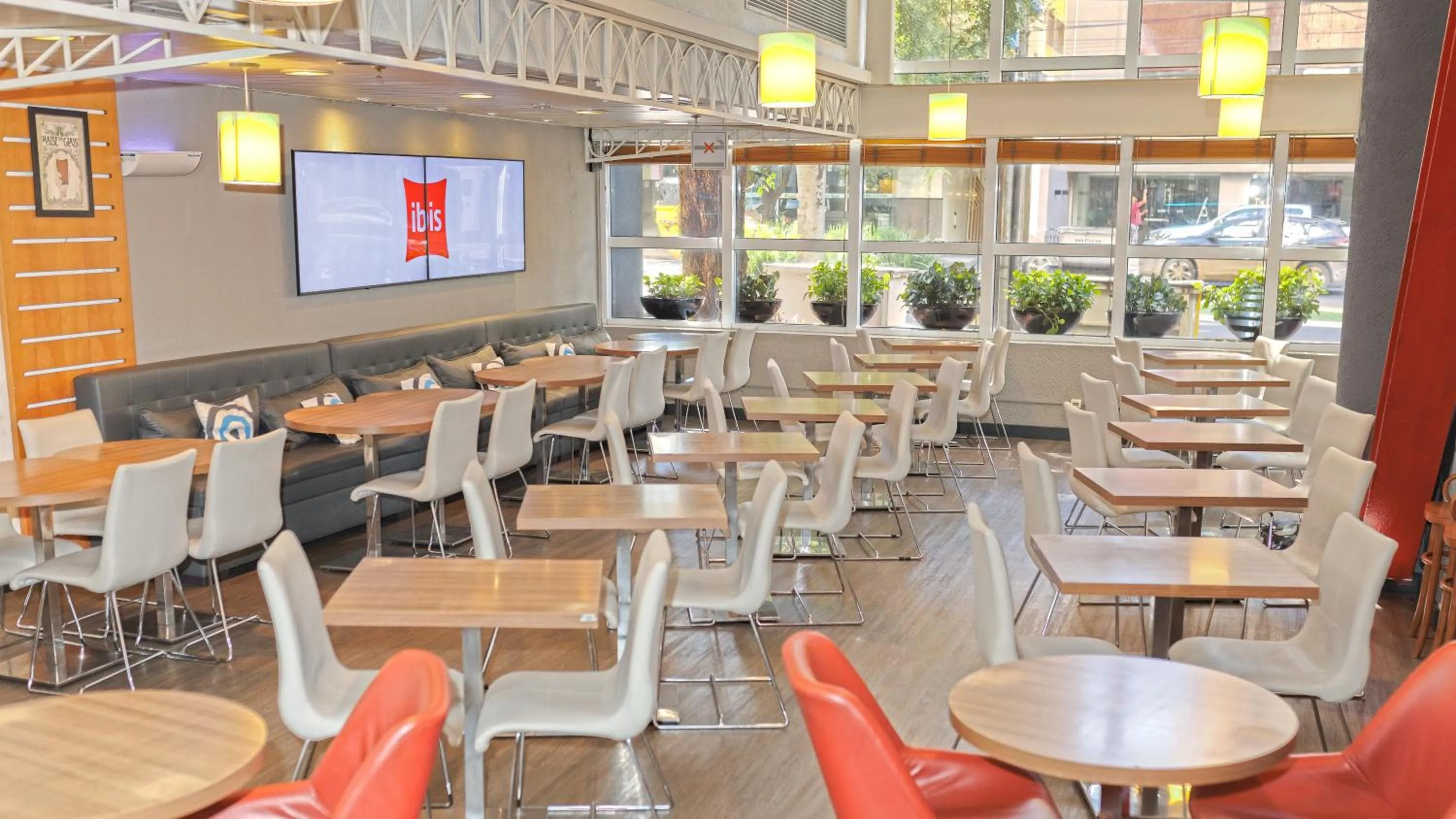 Restaurant/places to eat in Ibis Maringa