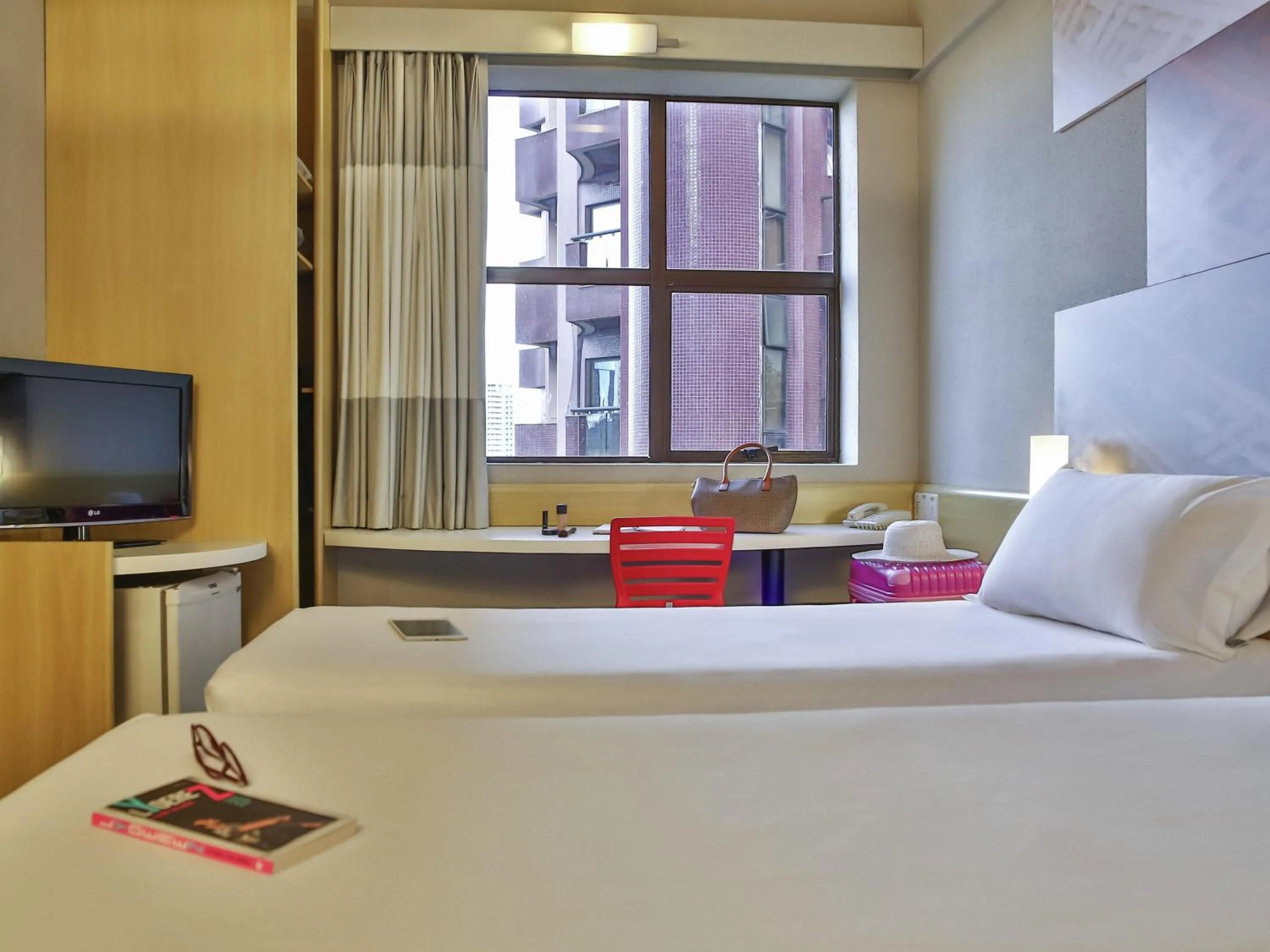 Bedroom, Bed in Ibis Maringa