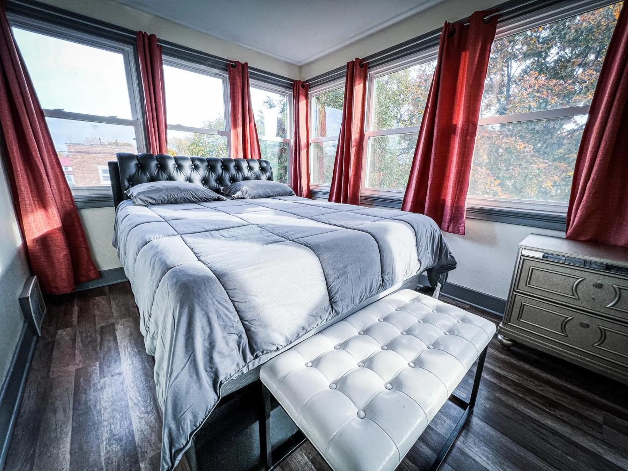 Bed in The Trotter Manor- With Private Yard & Free Parking, Minutes From Falls & Casino by Niagara Hospital