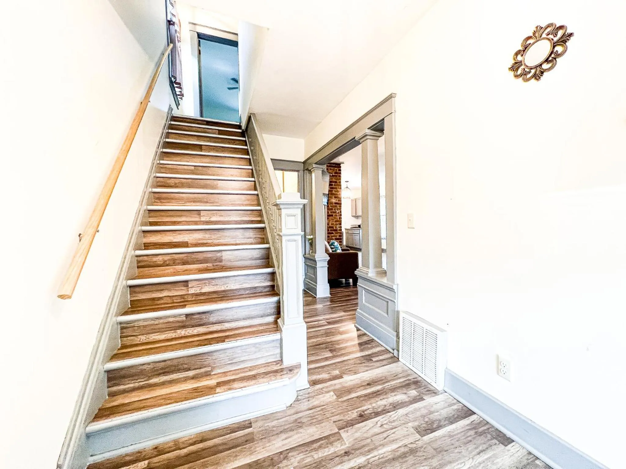 The Trotter Manor- With Private Yard & Free Parking, Minutes From Falls & Casino by Niagara Hospital