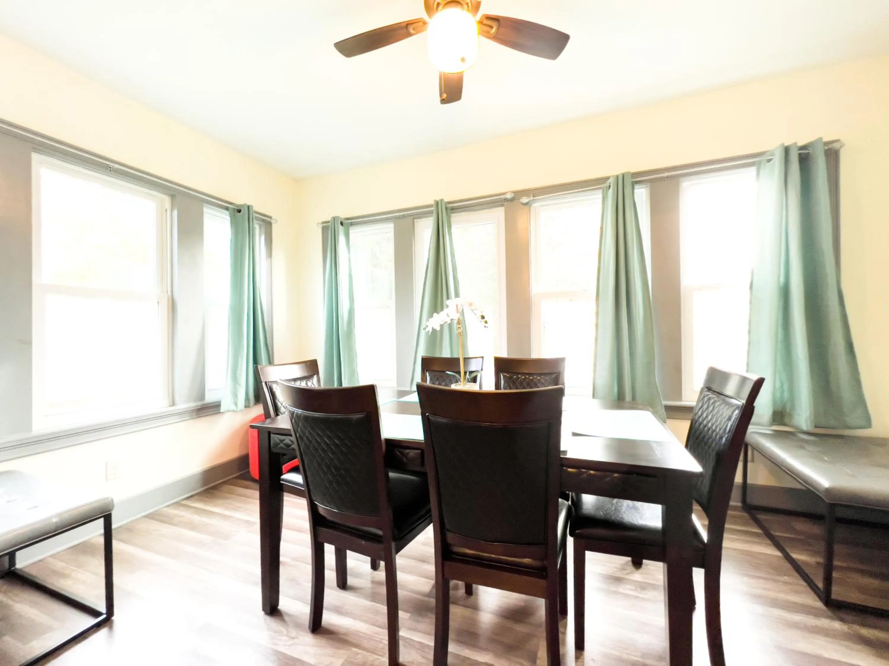 The Trotter Manor- With Private Yard & Free Parking, Minutes From Falls & Casino by Niagara Hospital