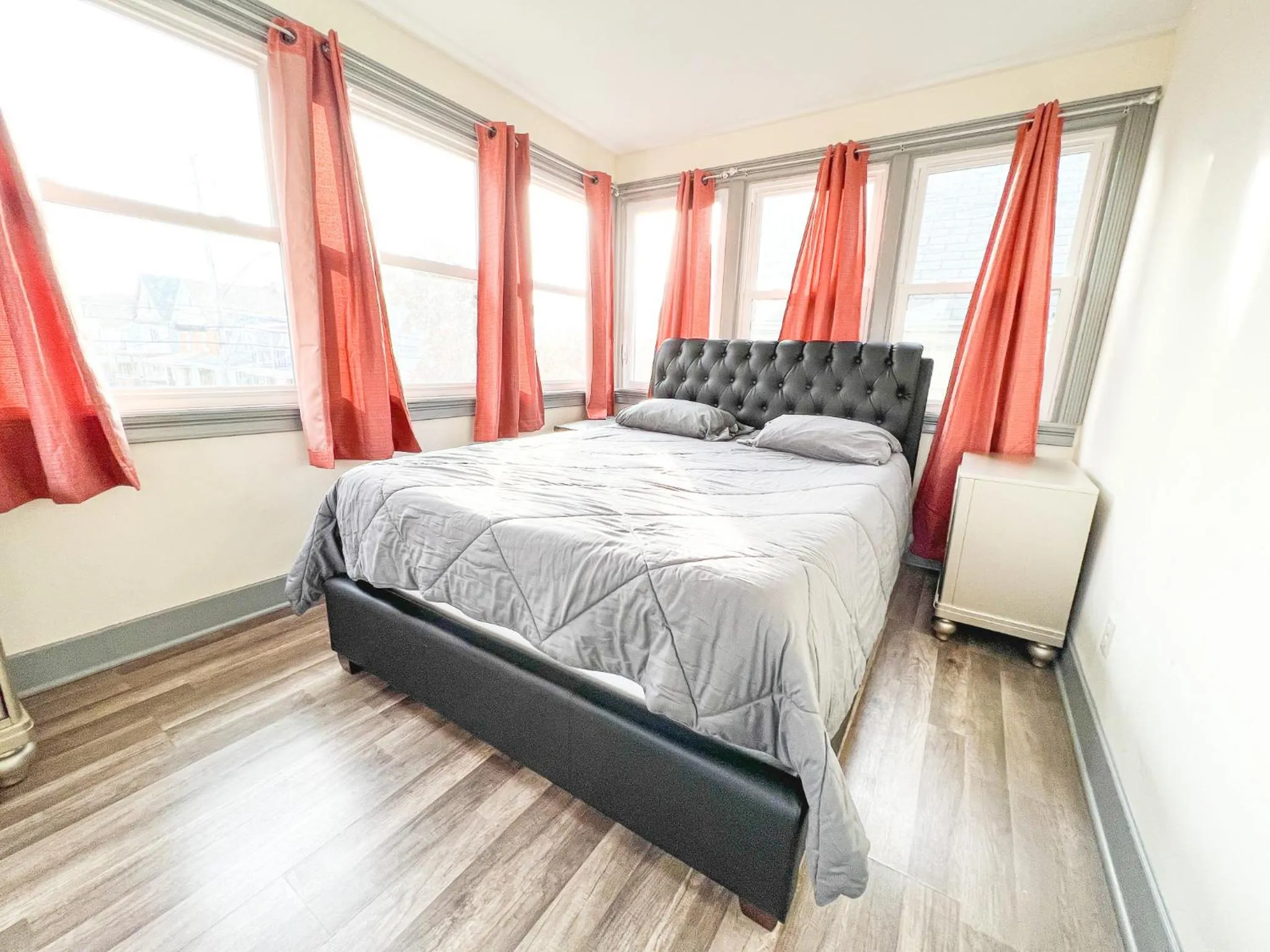 Bed in The Trotter Manor- With Private Yard & Free Parking, Minutes From Falls & Casino by Niagara Hospital