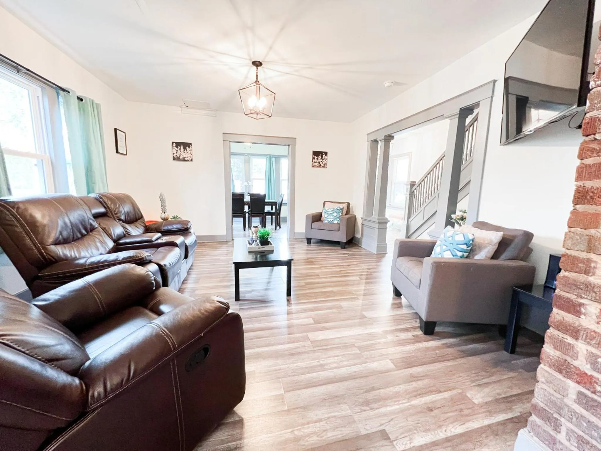 The Trotter Manor- With Private Yard & Free Parking, Minutes From Falls & Casino by Niagara Hospital