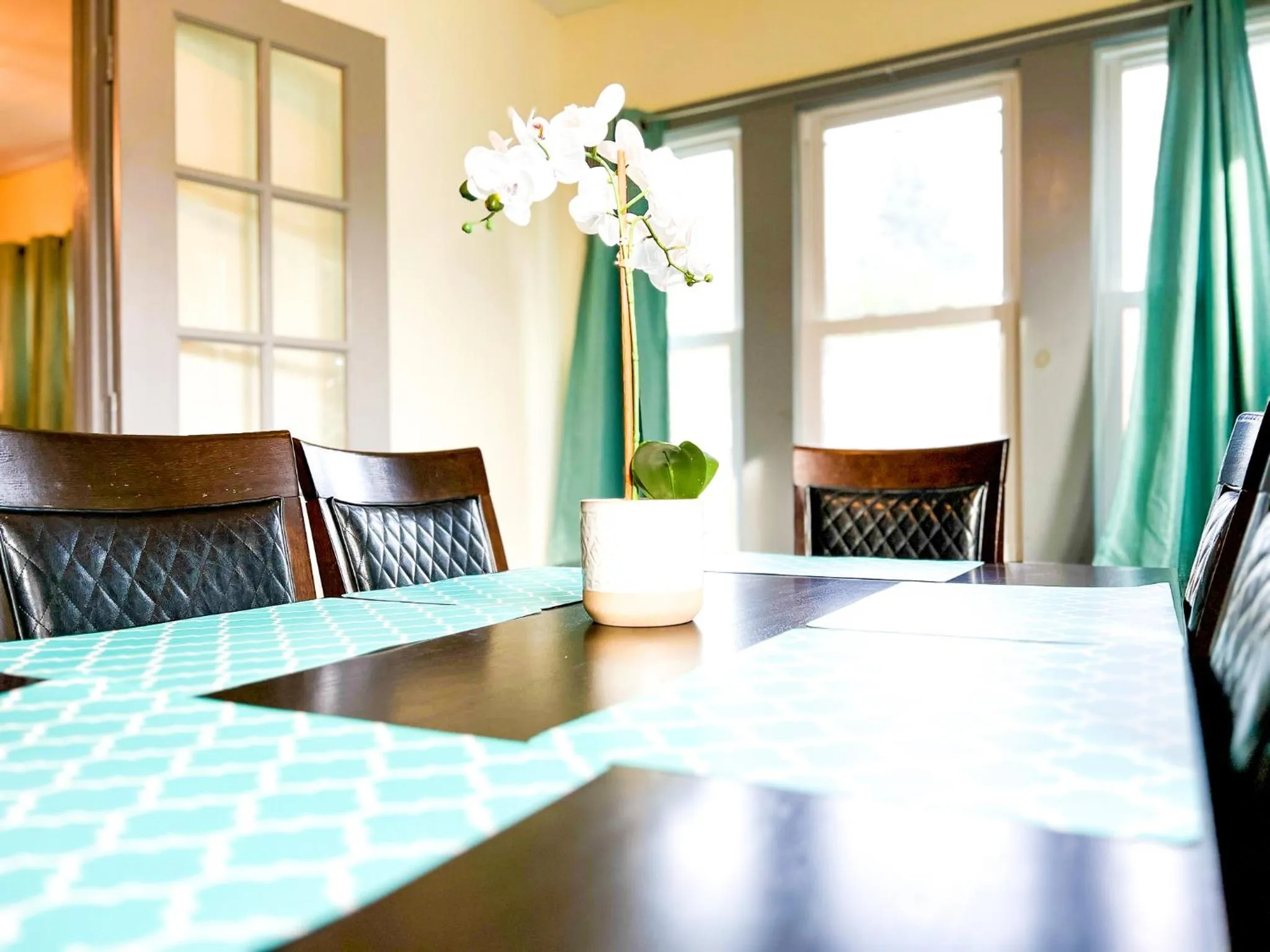 The Trotter Manor- With Private Yard & Free Parking, Minutes From Falls & Casino by Niagara Hospital