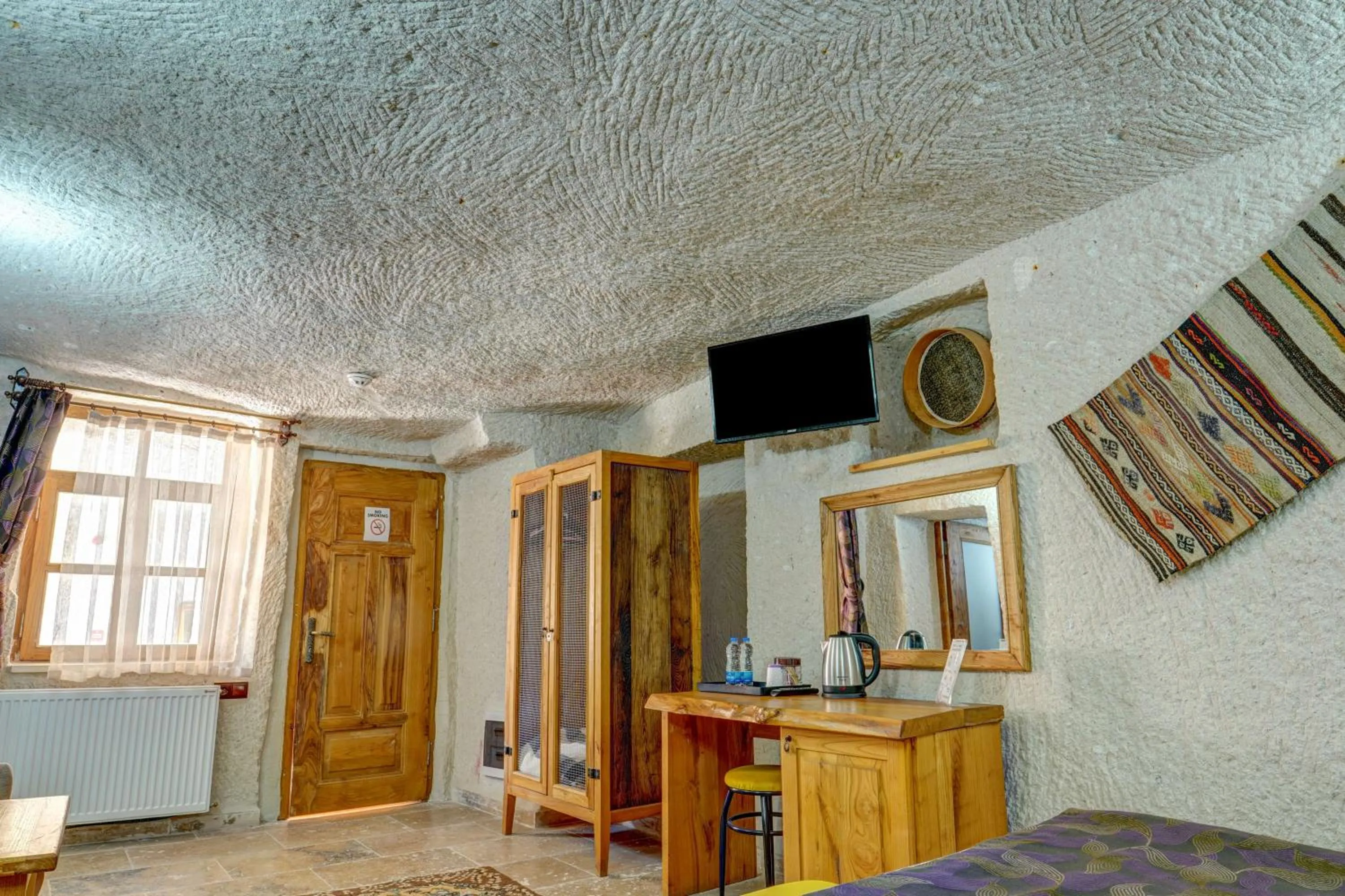 TV and multimedia in Avilla Cave Hotel
