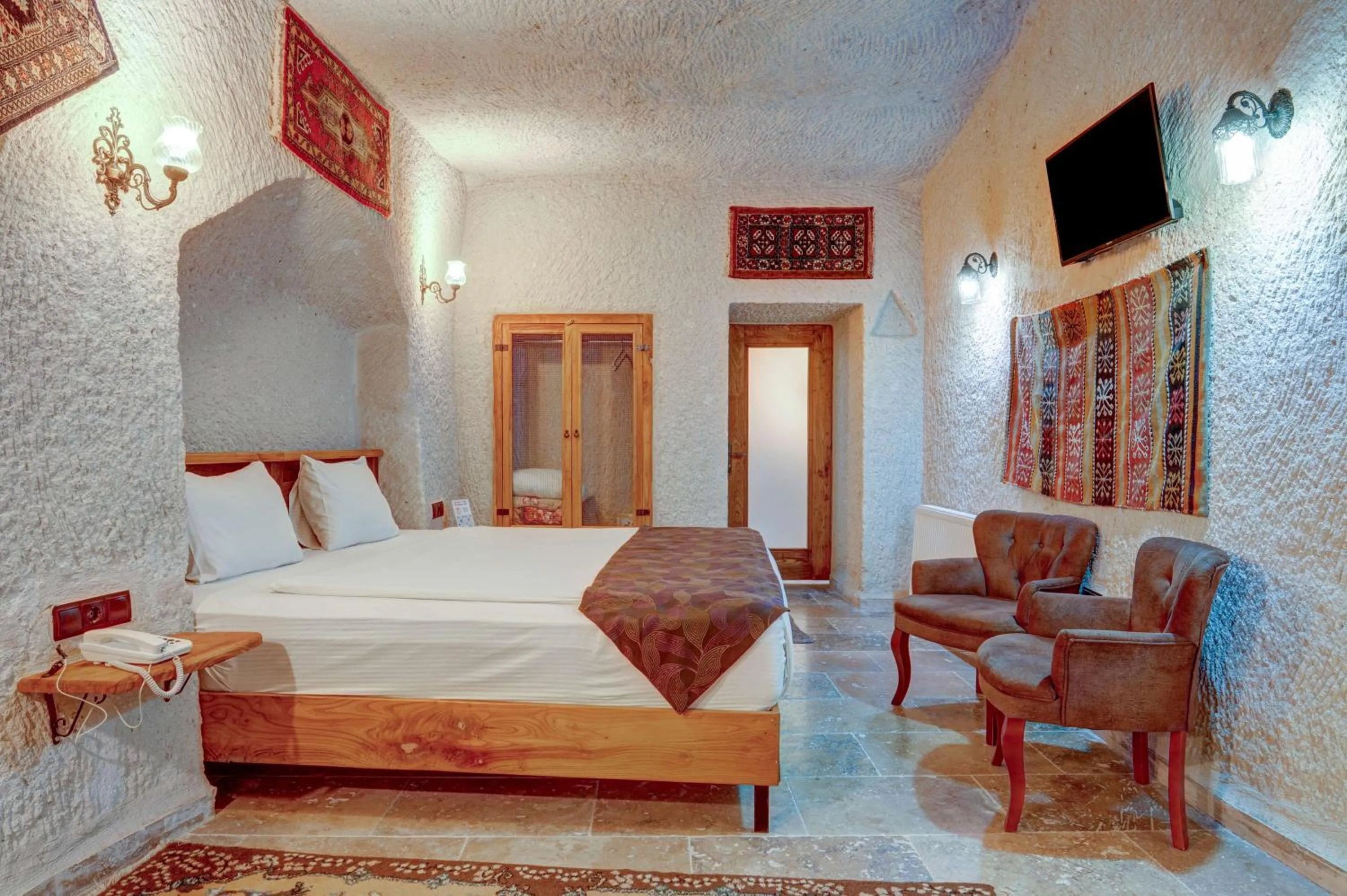 TV and multimedia, Bed in Avilla Cave Hotel