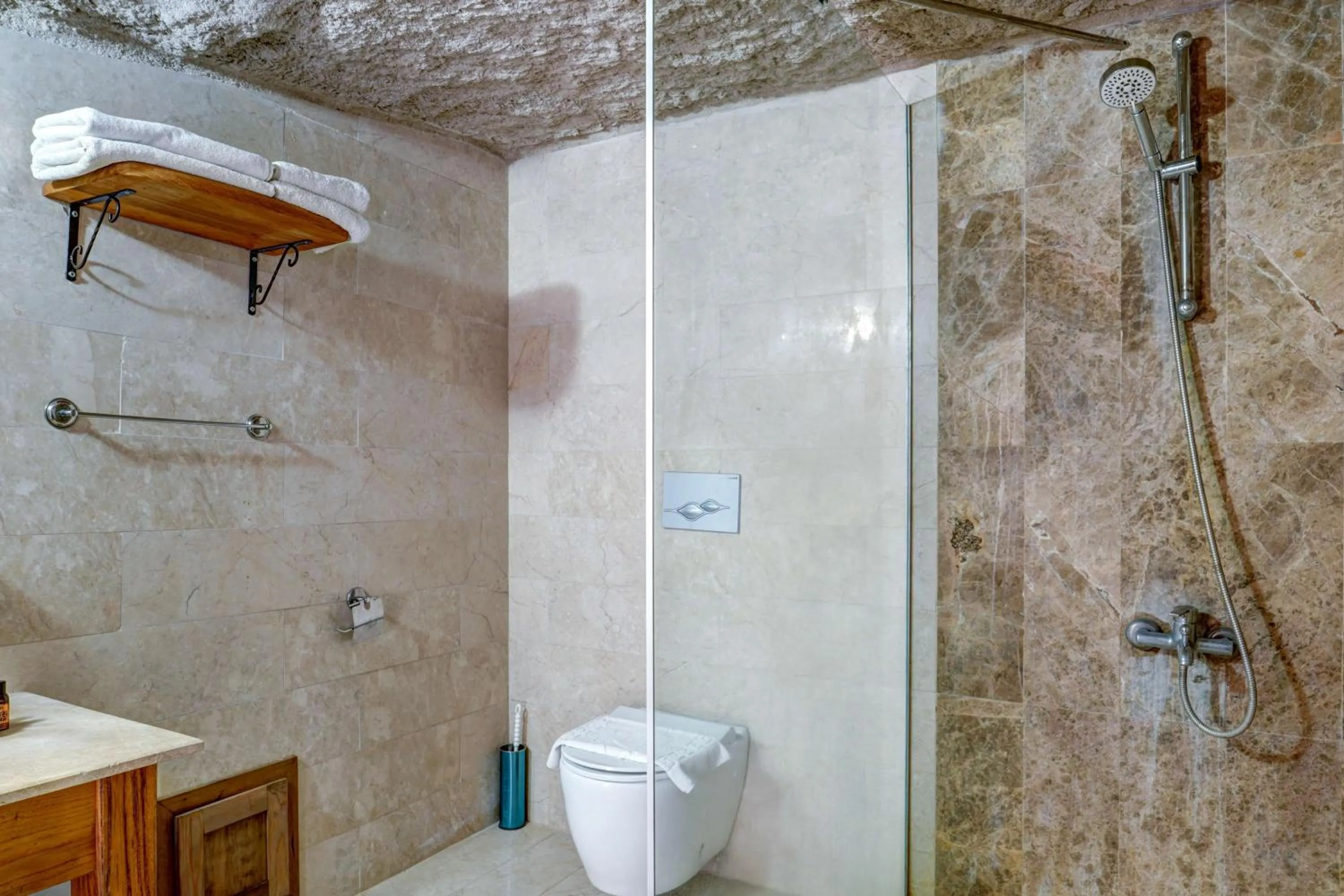 Shower in Avilla Cave Hotel