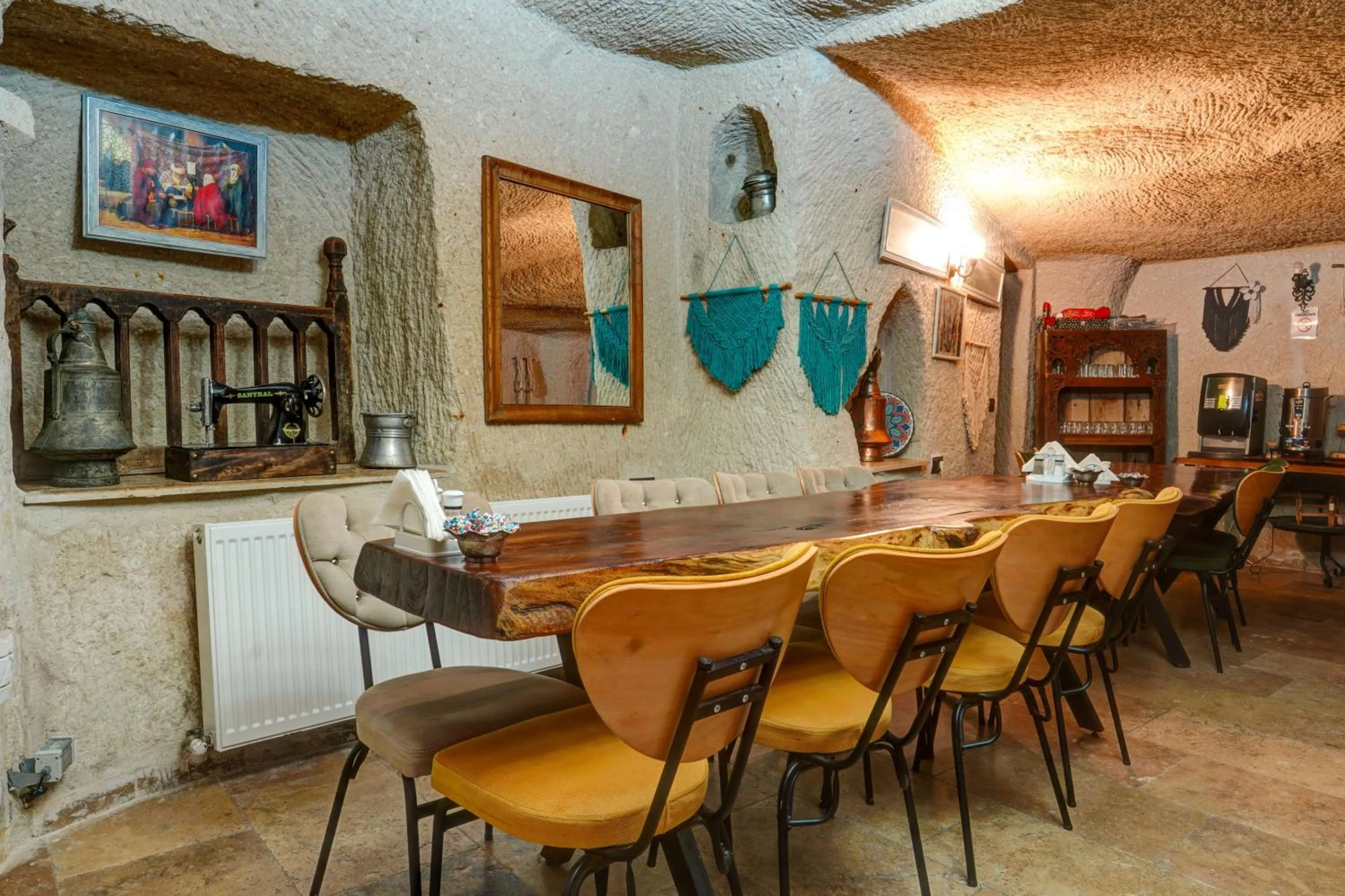 Food and drinks in Avilla Cave Hotel