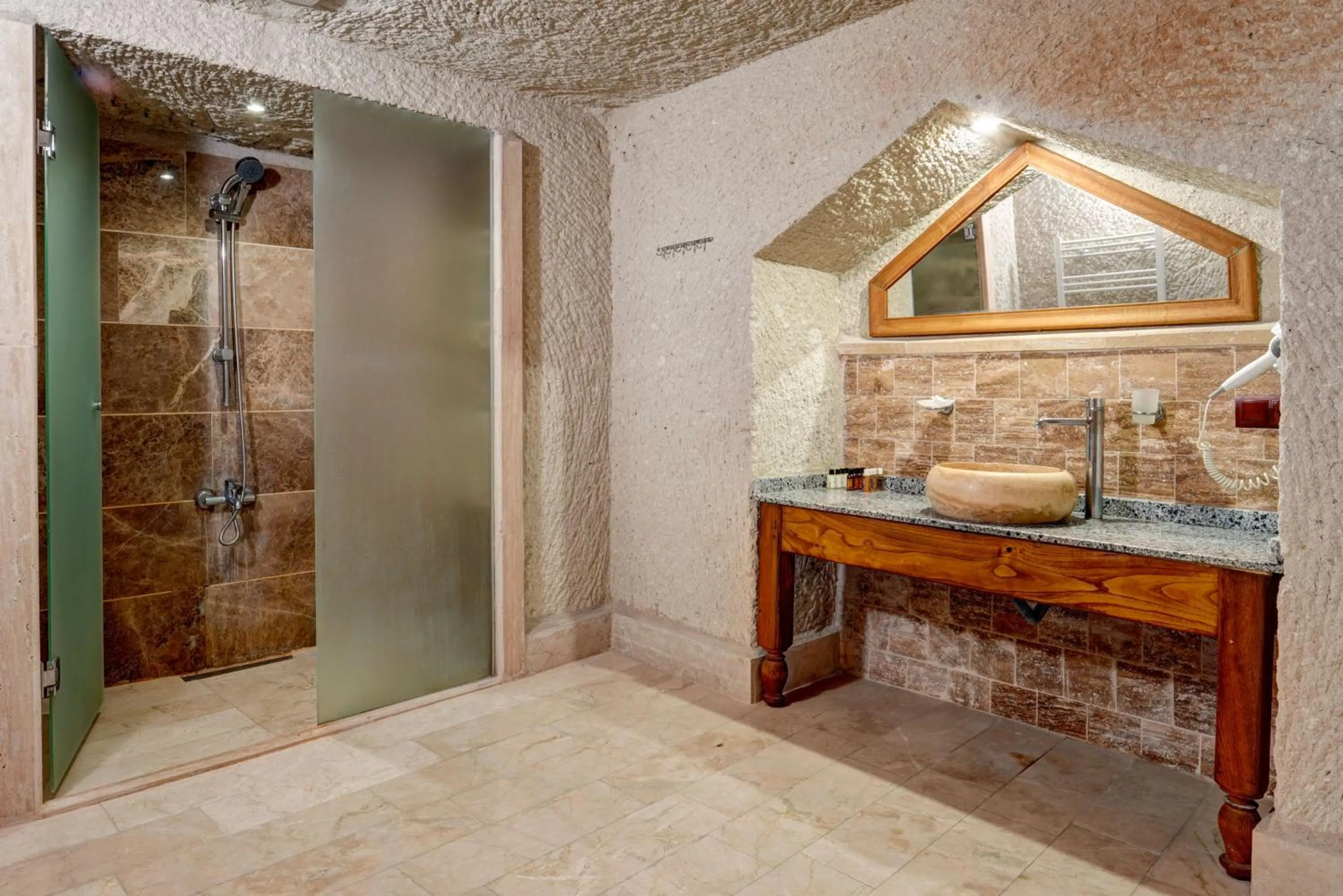 Shower in Avilla Cave Hotel