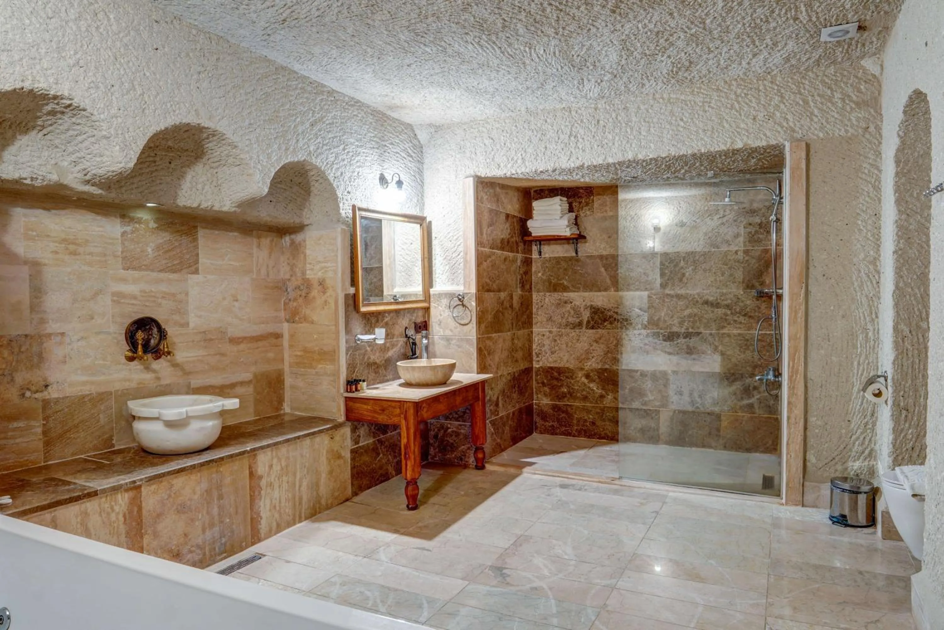 Shower in Avilla Cave Hotel