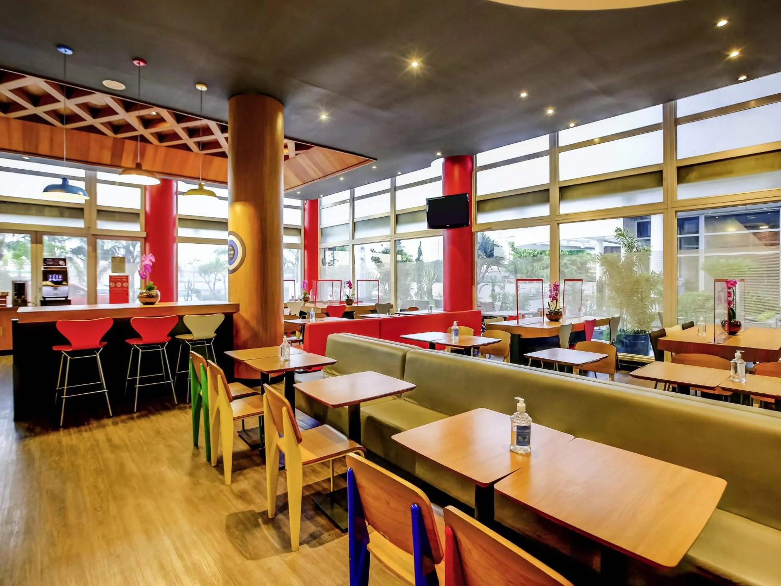 Restaurant/places to eat in ibis Tambore