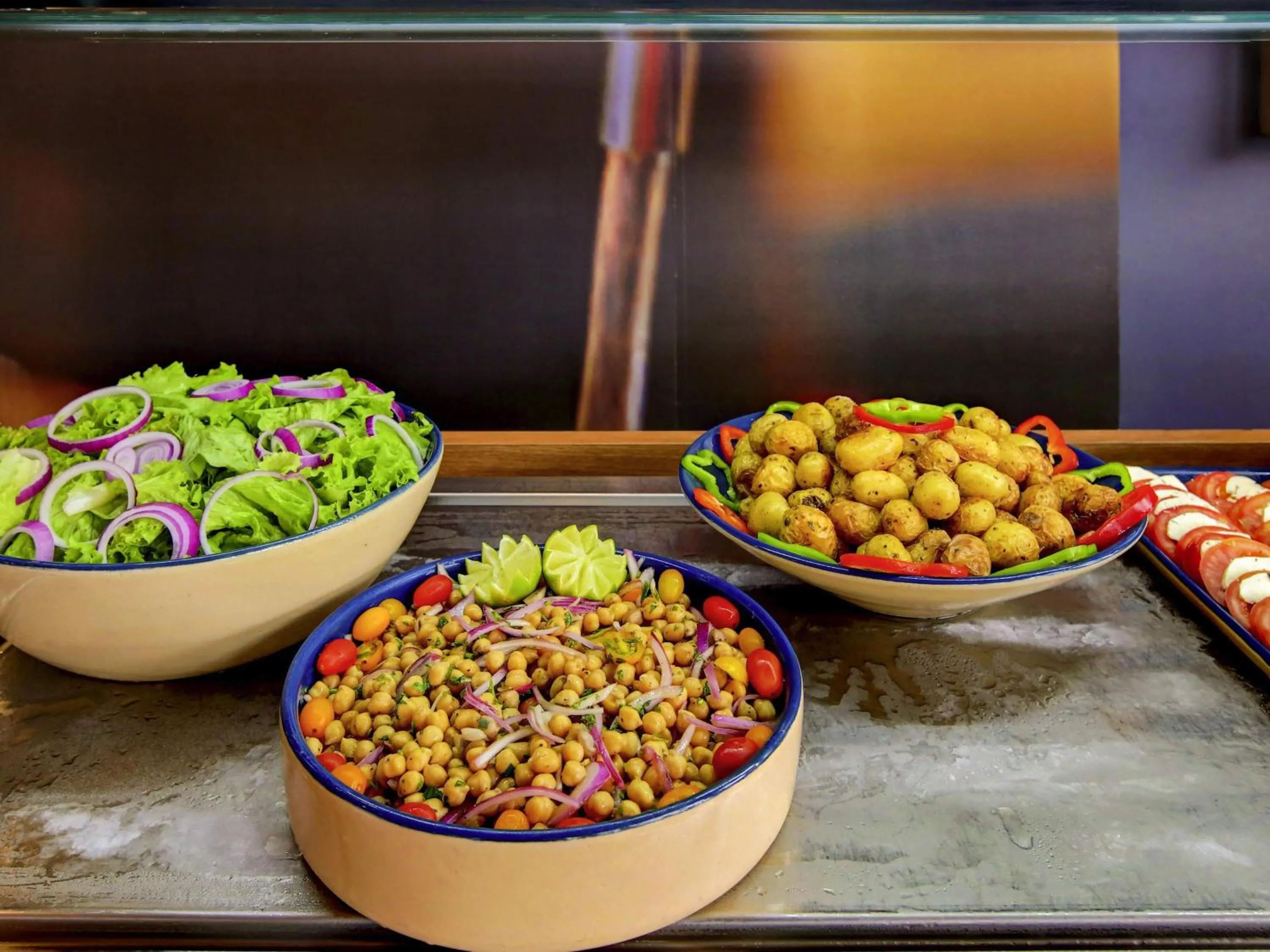 Restaurant/places to eat in ibis Tambore