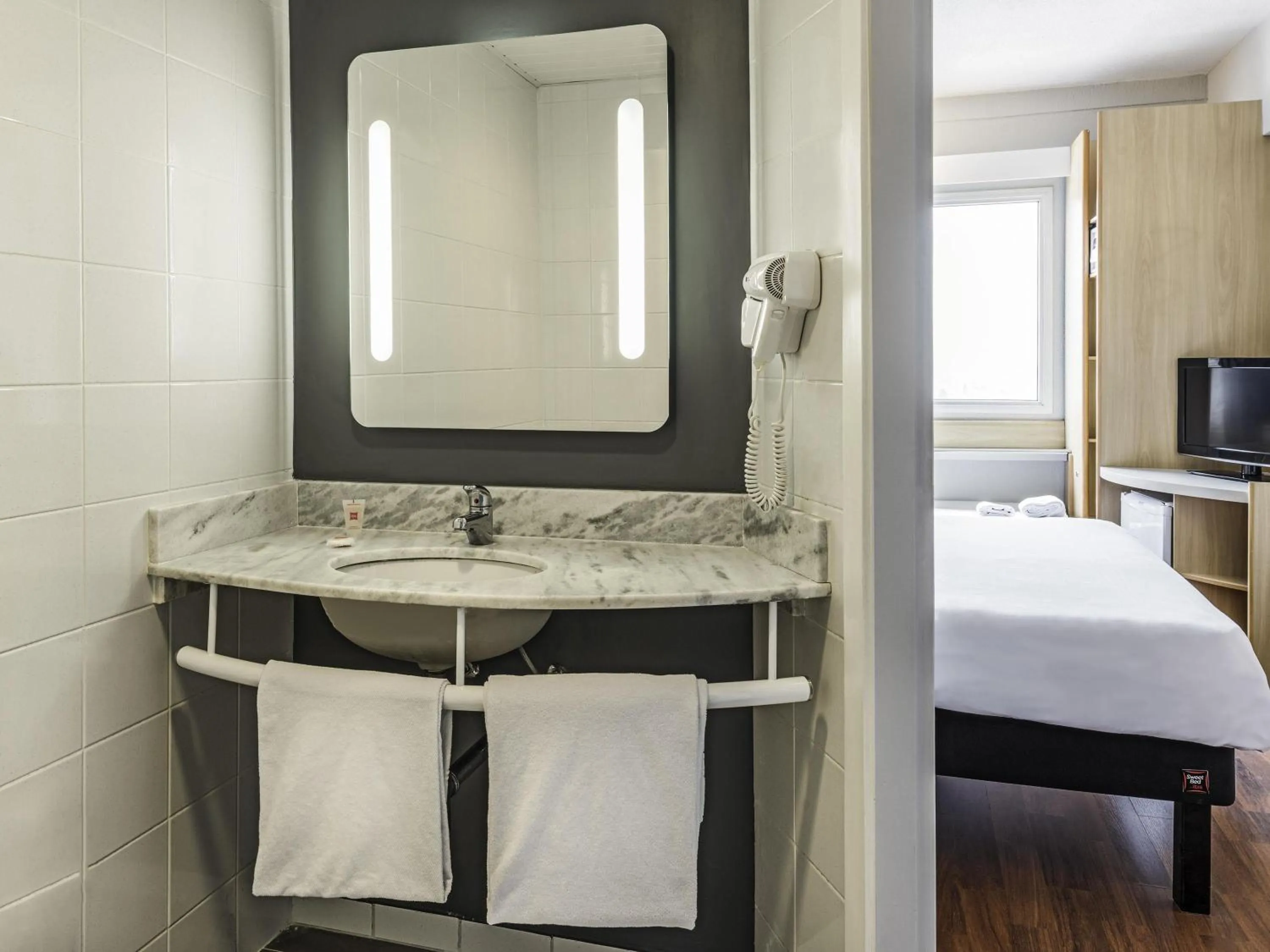 Bedroom, Bed in ibis Tambore