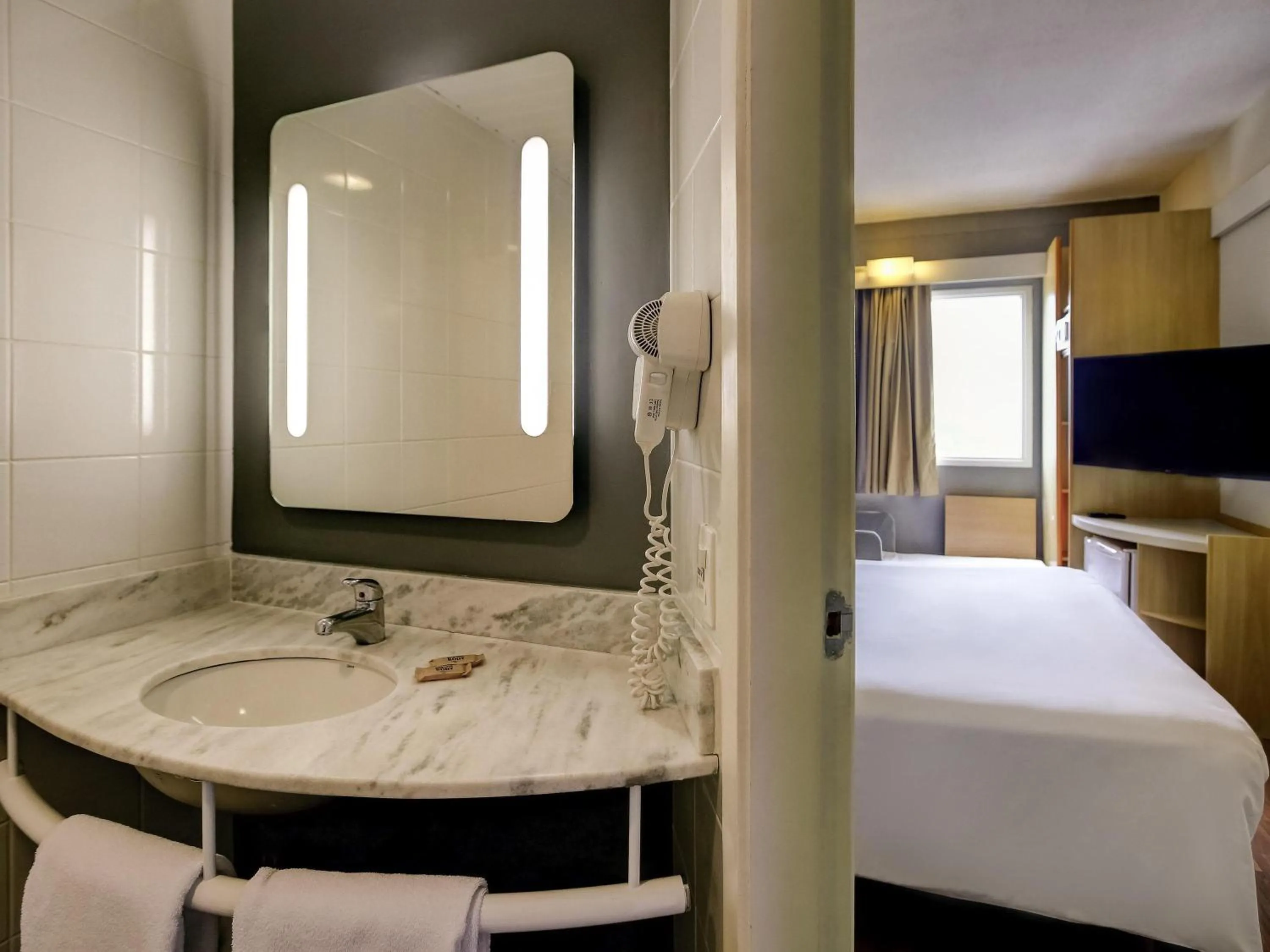 Bedroom, Bed in ibis Tambore